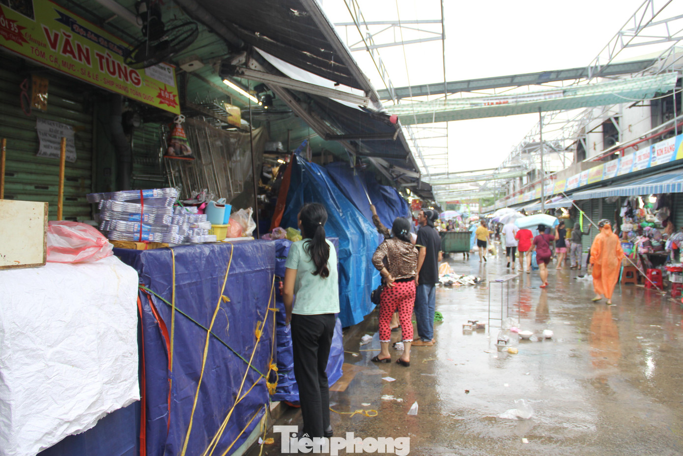 Theo yêu cầu của Ban chỉ đạo phòng chống lụt, bão TP Đà Nẵng, từ 12h trưa nay, tất cả các chợ truyền thống đều sẽ đóng cửa. Ghi nhận trong sáng sớm, người dân đi chợ cũng không còn đông đúc, hàng hóa dồi dào, ổn định. Giá rau xanh có “nhích” nhẹ so với ngày trước đó.
