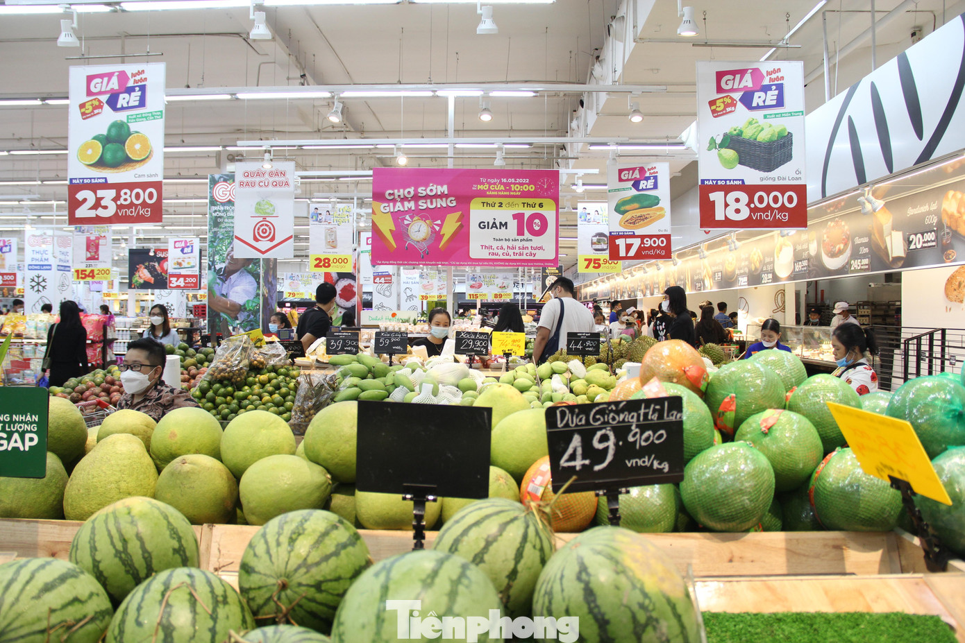 Theo bà Võ Thị Bích Thủy, Giám đốc Siêu thị Go Đà Nẵng, theo dự kiến, khoảng 14h chiều nay, Siêu thị này sẽ đóng cửa để nhân viên về nhà chuẩn bị ứng phó bão. “Nếu lượng khách mua sắm đông, chúng tôi vẫn sẽ tiếp tục mở cửa đến 15h, 16h. Tuy nhiên, số lượng nhân viên sẽ được giảm dần”, bà Thủy nói.