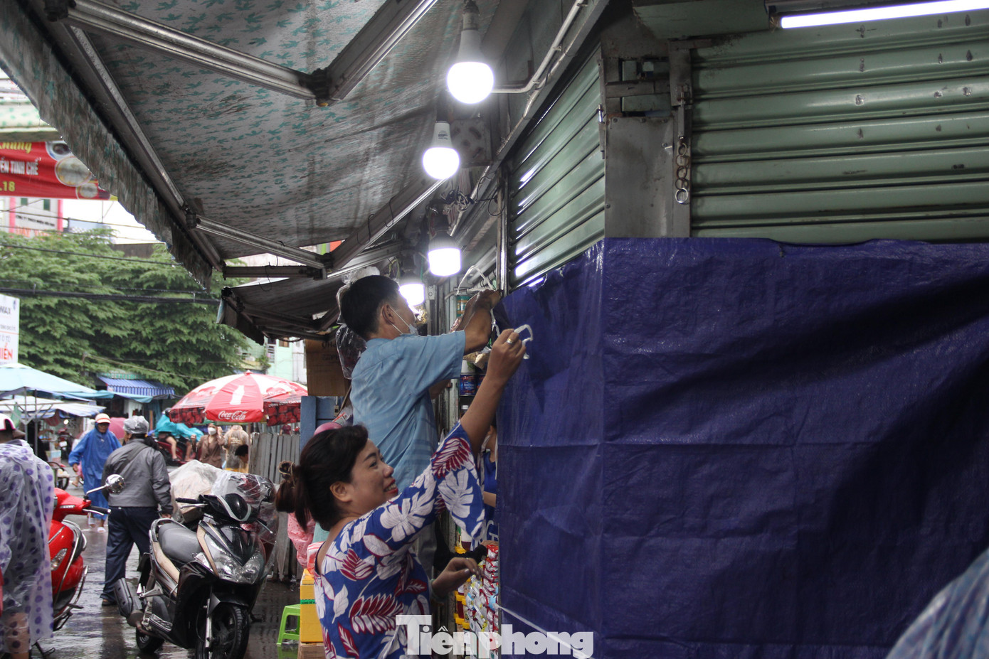 Đến trưa, lượng khách đã đông dần lên. Người dân tranh thủ tan làm và ghé chợ mua thêm thực phẩm, nhu yếu phẩm.