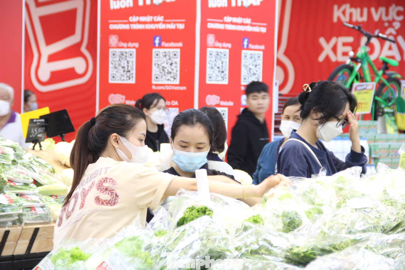 Trong sáng nay, tại Siêu thị Go Đà Nẵng, lượng người dân đi mua sắm giảm hẳn so với thời điểm trước đó. Các mặt hàng như rau củ, mì tôm, nhu yếu phẩm đều đáp ứng.