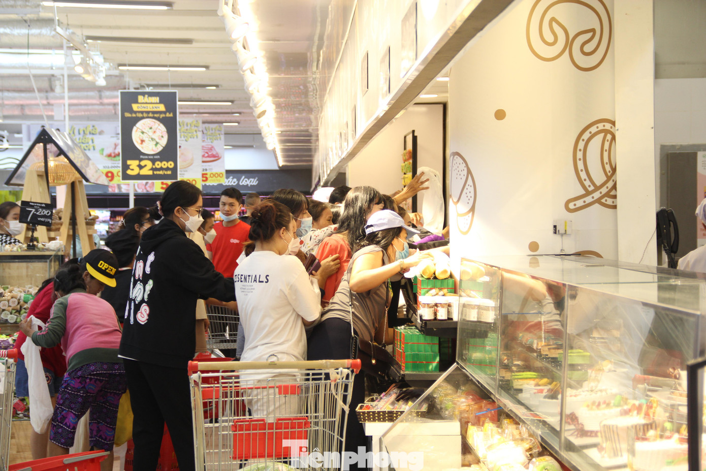 Tuy nhiên, các mặt hàng như bánh ngọt, bánh mì ổ, bánh mì tươi rất đông khách mua. Nhiều kệ bánh mì "cháy" hàng.