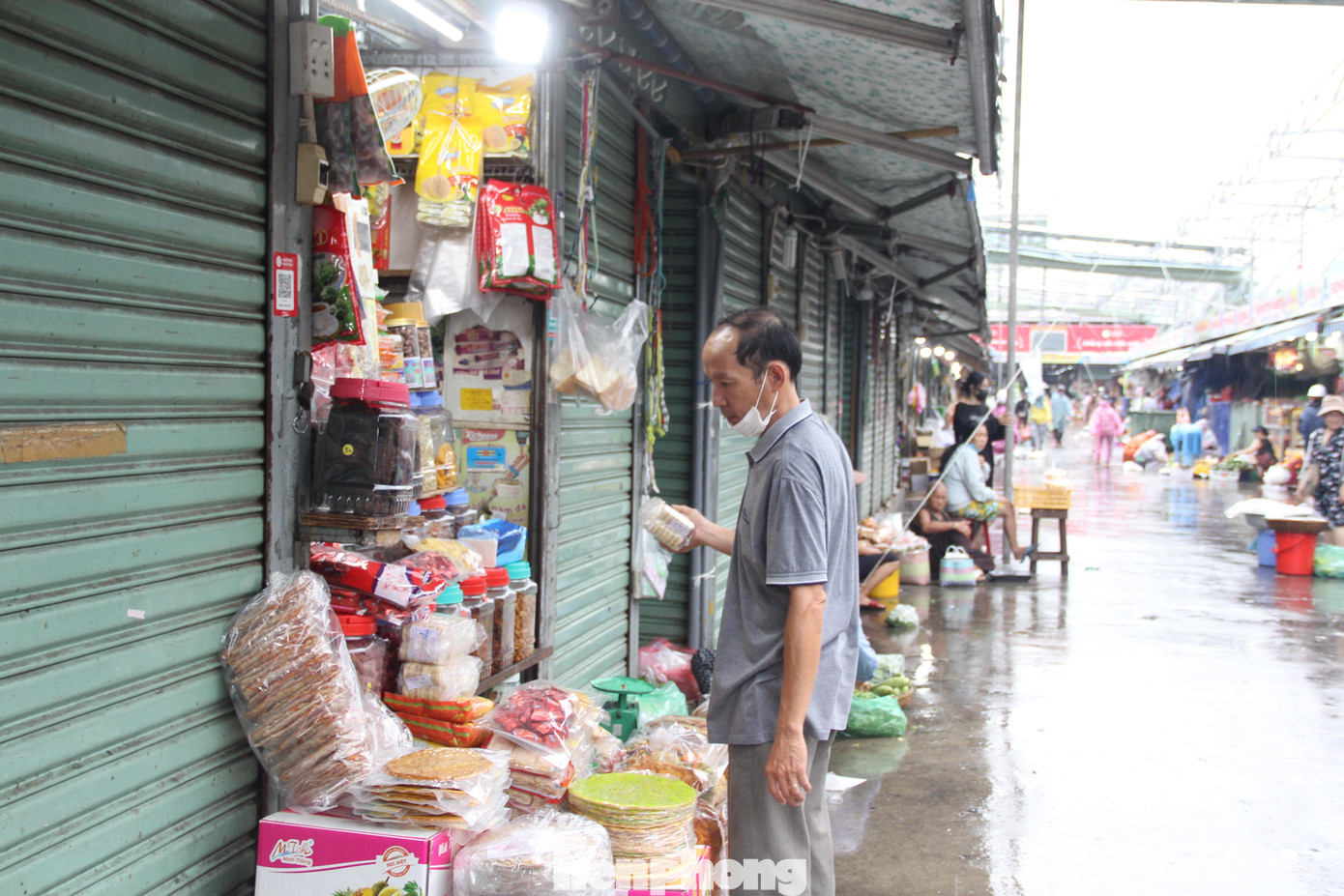 Nhiều cửa hàng đóng cửa, nghỉ bán từ sáng nay và đã tiến hành chằng chống bão.