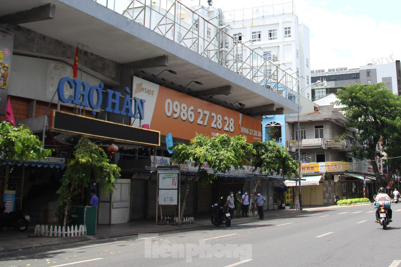 Khu vực cổng chính chợ Hàn (quận Hải Châu) cũng vắng tanh. Theo yêu cầu của UBND TP Đà Nẵng, tất cả các quầy kinh doanh các mặt hàng không thiết yếu đều đã đóng cửa 10 ngày nay. Khu vực cổng chính chợ Hàn (quận Hải Châu) cũng vắng tanh. Theo yêu cầu của UBND TP Đà Nẵng, tất cả các quầy kinh doanh các mặt hàng không thiết yếu đều đã đóng cửa 10 ngày nay.