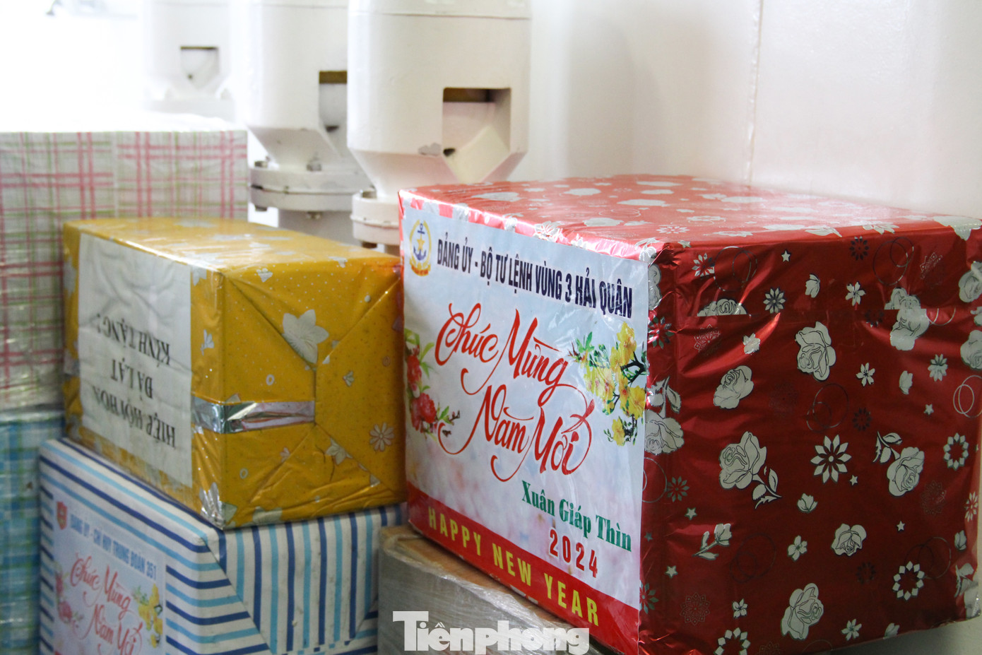 Các chiến sĩ Vùng 3 Hải quân "vật lộn" với sóng dữ trong hơn 2 tiếng đồng hồ để chuyển hàng lên tàu cá. Những phần quà sẽ được các cán bộ, chiến sĩ của Trạm ra đa 540 (Trung đoàn 351, Vùng 3 Hải quân) tiếp nhận.