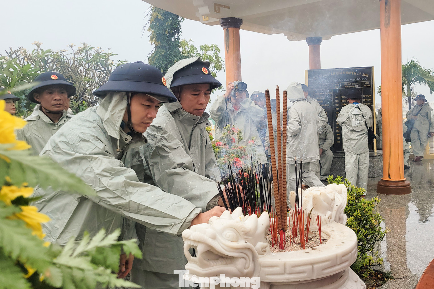 Tại Huyện đảo Lý Sơn, đoàn công tác đã dâng hương tại Đài tưởng niệm Đội Hoàng Sa Kiêm Quản Bắc Hải, Nghĩa trang Liệt sĩ Huyện đảo Lý Sơn; thăm và chúc Tết người dân, ngư dân, cán bộ, chiến sĩ của Trạm rada 550 thuộc Huyện đảo...