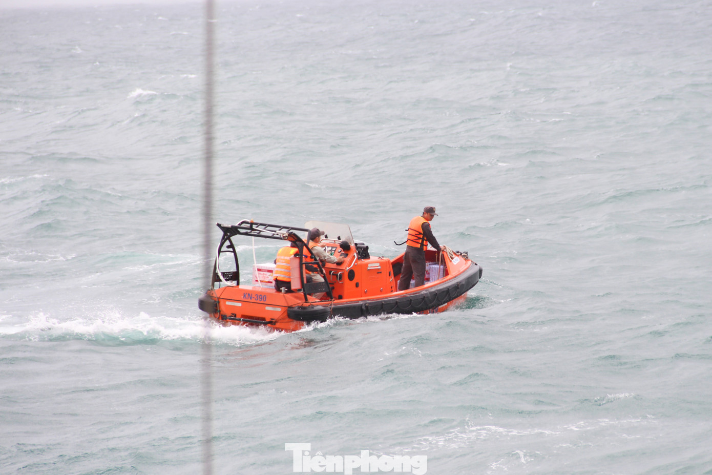 Sau đó, đơn vị sẽ phụ trách phân bổ quà và hàng Tết đến các cơ quan trên đảo Cồn Cỏ, như: Trường Mầm non, Tiểu học Hoa Phong Ba; Khu dân cư Thanh niên xung phong đảo Cồn Cỏ; Điện lực,Trạm Hải Đăng; Trung tâm y tế quân dân y; Chi cục Thuế huyện đảo; Trung tâm dịch vụ du lịch; Trung tâm Bảo tồn huyện đảo...