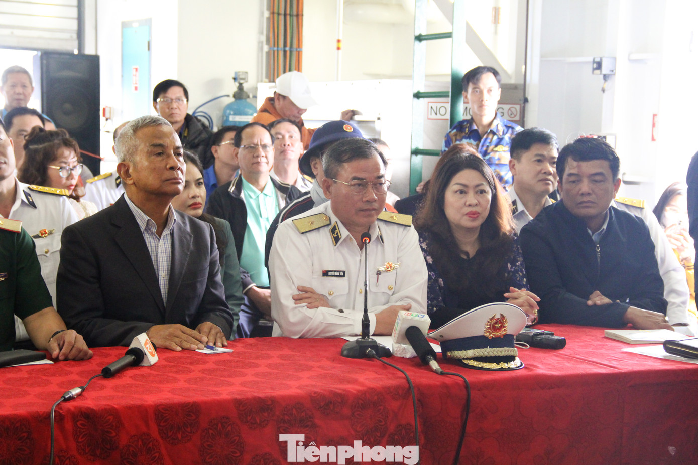 Do không thể lên đảo chúc Tết do điều kiện thời tiết, chiều 23/1, đoàn công tác đã kết nối Zalo với đảo Cồn Cỏ để chúc Tết trực tuyến. Bí thư Huyện ủy, Chủ tịch UBND huyện đảo Cồn Cỏ Võ Viết Cường cảm ơn sự quan tâm của Bộ Tư lệnh Vùng 3 Hải quân, các cơ quan, doanh nghiệp, tổ chức đã quan tâm chúc Tết, động viên, tặng quà cho quân dân huyện đảo. Đồng thời, huyện đảo sẽ tổ chức cho người dân và các chiến sĩ đón tết Giáp Thìn 2024 đầm ấm, sung túc; tiếp tục chắc tay súng vững chủ quyền biển đảo.