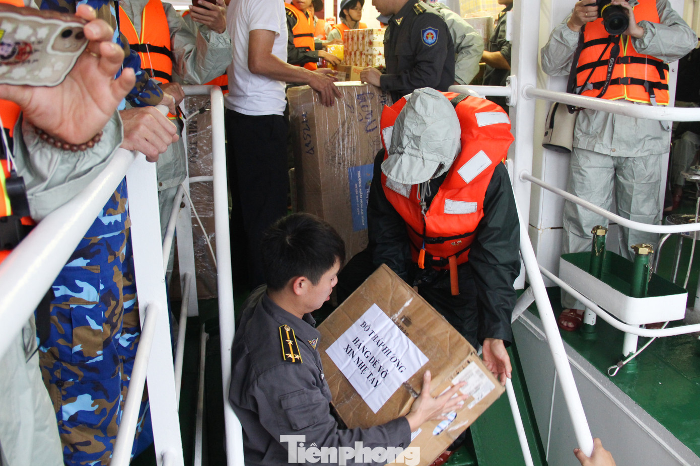 Vì thời tiết không thuận lợi, sóng to gió lớn nên đoàn công tác không thể cập bờ đảo Cồn Cỏ. Bởi vậy, đoàn công tác chuyển quà và hàng Tết sang đảo bằng thuyền nhỏ và xuồng.