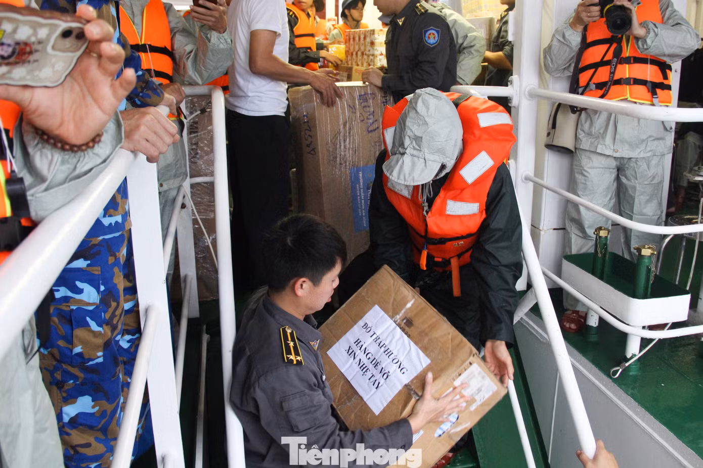 Vì thời tiết không thuận lợi, sóng to gió lớn nên đoàn công tác không thể cập bờ đảo Cồn Cỏ. Bởi vậy, đoàn công tác chuyển quà và hàng Tết sang đảo bằng thuyền nhỏ và xuồng.