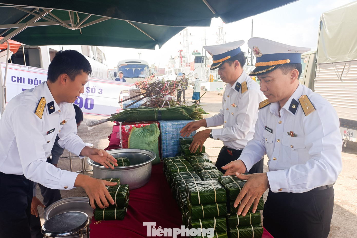 Bên cạnh nhu yếu phẩm, đoàn còn mang theo nhiều phần quà Tết, hàng Tết như bánh chưng, bánh tét, cành đào, lá dong, gạo nếp... đến với cán bộ, chiến sĩ trên các đảo, mang phong vị Tết 3 miền đến với các đảo tiền tiêu của Vùng 3 Hải quân.