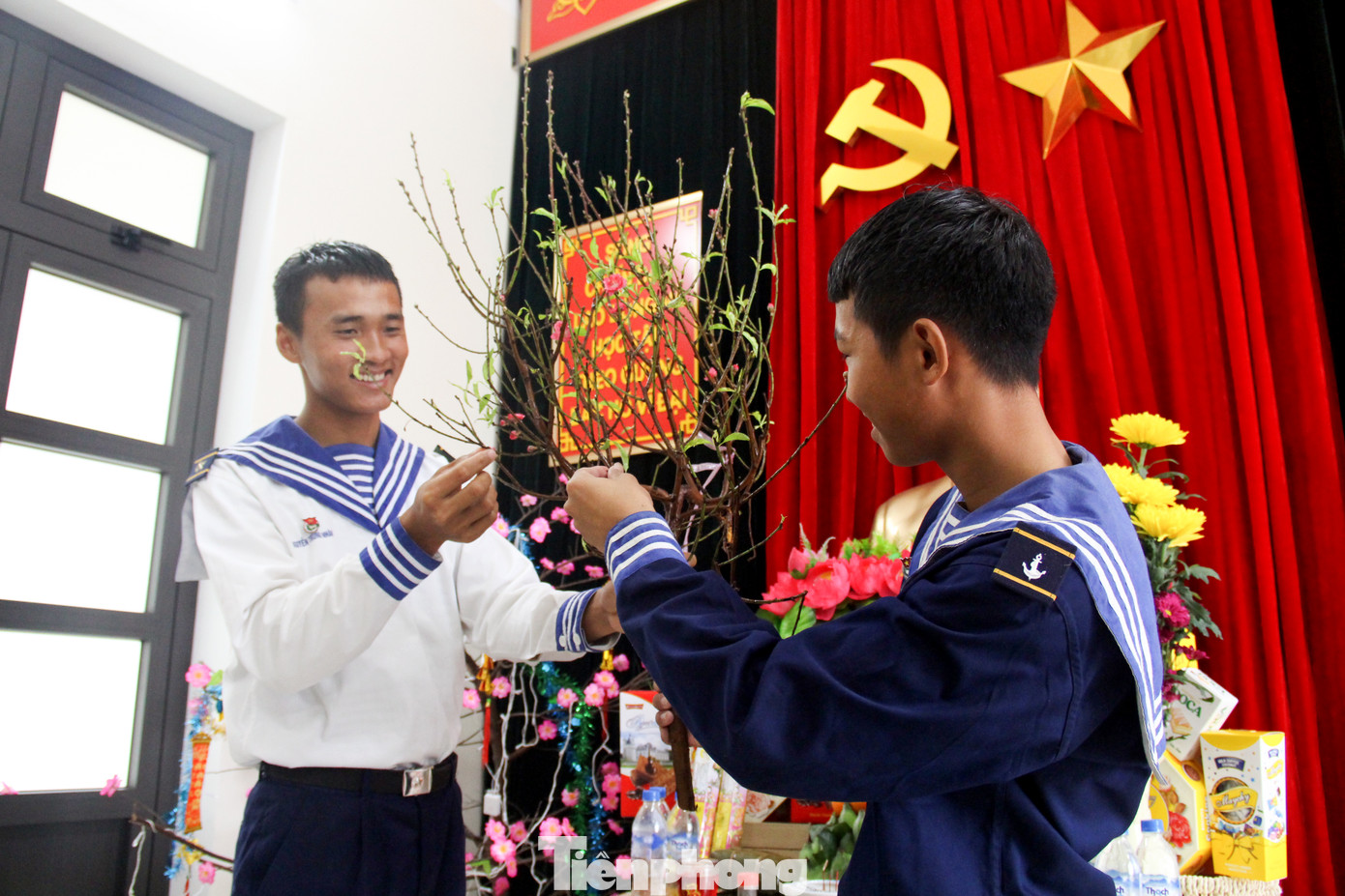 "Những món quà chứa đựng tâm tình của hậu phương với các tuyến đảo của Tổ quốc, góp phần động viên để quân và dân trên các điểm đảo vượt qua khó khăn, thiếu thốn, yên tâm công tác, sinh sống và đón Tết Nguyên đán Giáp Thìn ấm êm, hạnh phúc", ông Tiến nói.