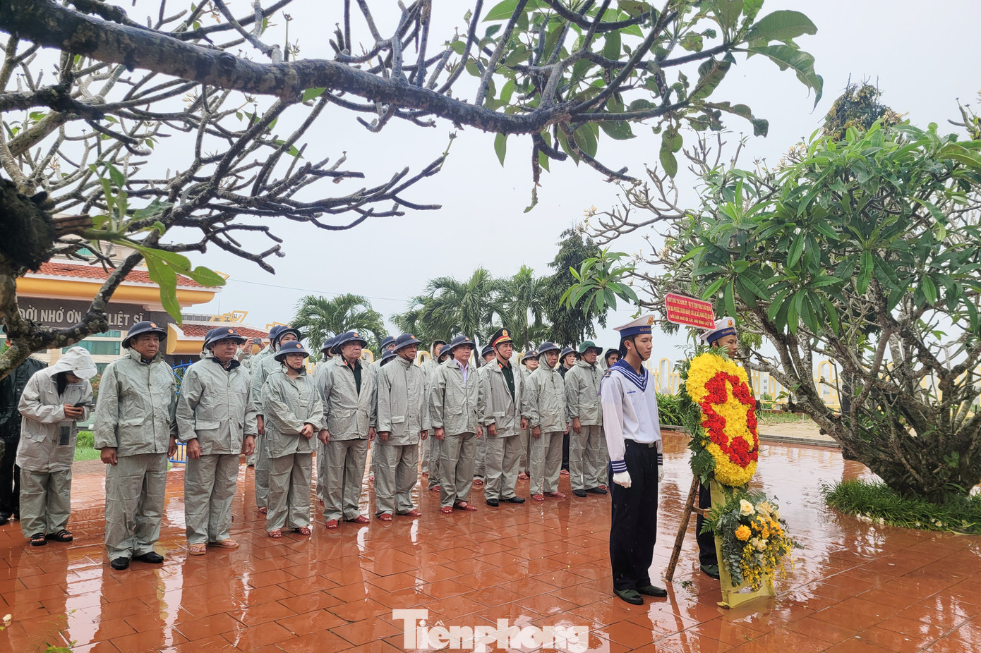 Tại Huyện đảo Lý Sơn, đoàn công tác đã dâng hương tại Đài tưởng niệm Đội Hoàng Sa Kiêm Quản Bắc Hải, Nghĩa trang Liệt sĩ Huyện đảo Lý Sơn; thăm và chúc Tết người dân, ngư dân, cán bộ, chiến sĩ của Trạm rada 550 thuộc Huyện đảo...
