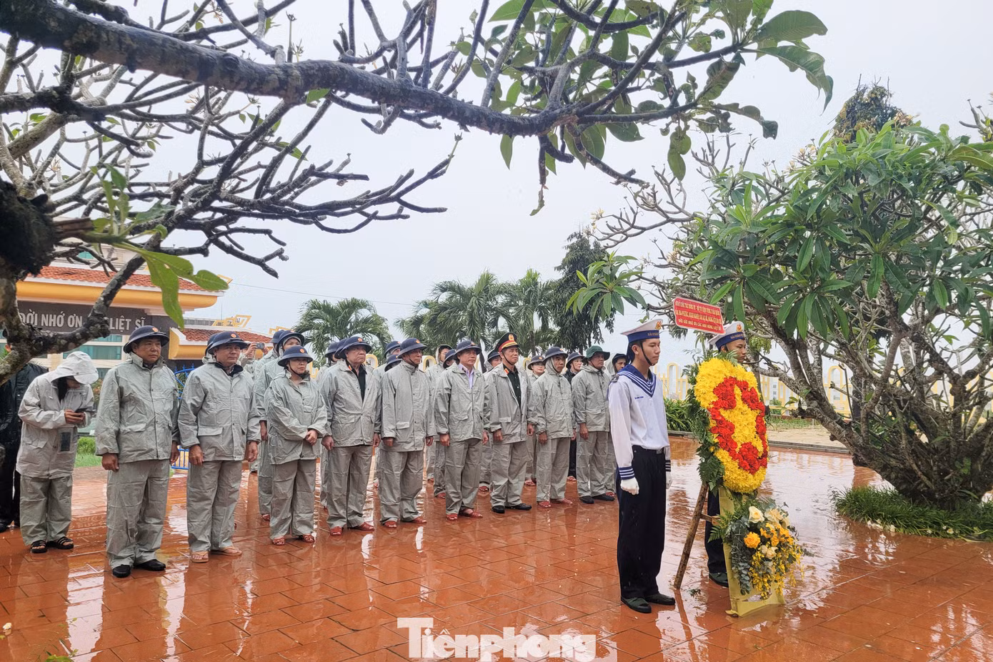 Tại Huyện đảo Lý Sơn, đoàn công tác đã dâng hương tại Đài tưởng niệm Đội Hoàng Sa Kiêm Quản Bắc Hải, Nghĩa trang Liệt sĩ Huyện đảo Lý Sơn; thăm và chúc Tết người dân, ngư dân, cán bộ, chiến sĩ của Trạm rada 550 thuộc Huyện đảo...