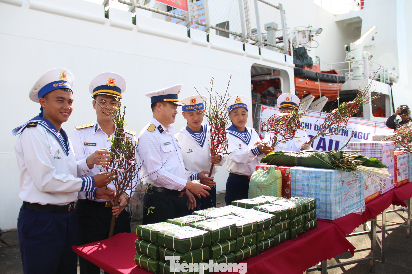 Chuyến tàu KN 390 chở theo tình cảm, tấm lòng của người dân ở các địa phương trên đất liền đến với nhân dân, cán bộ, chiến sĩ của đảo Cồn Cỏ và Đảo Lý Sơn.
