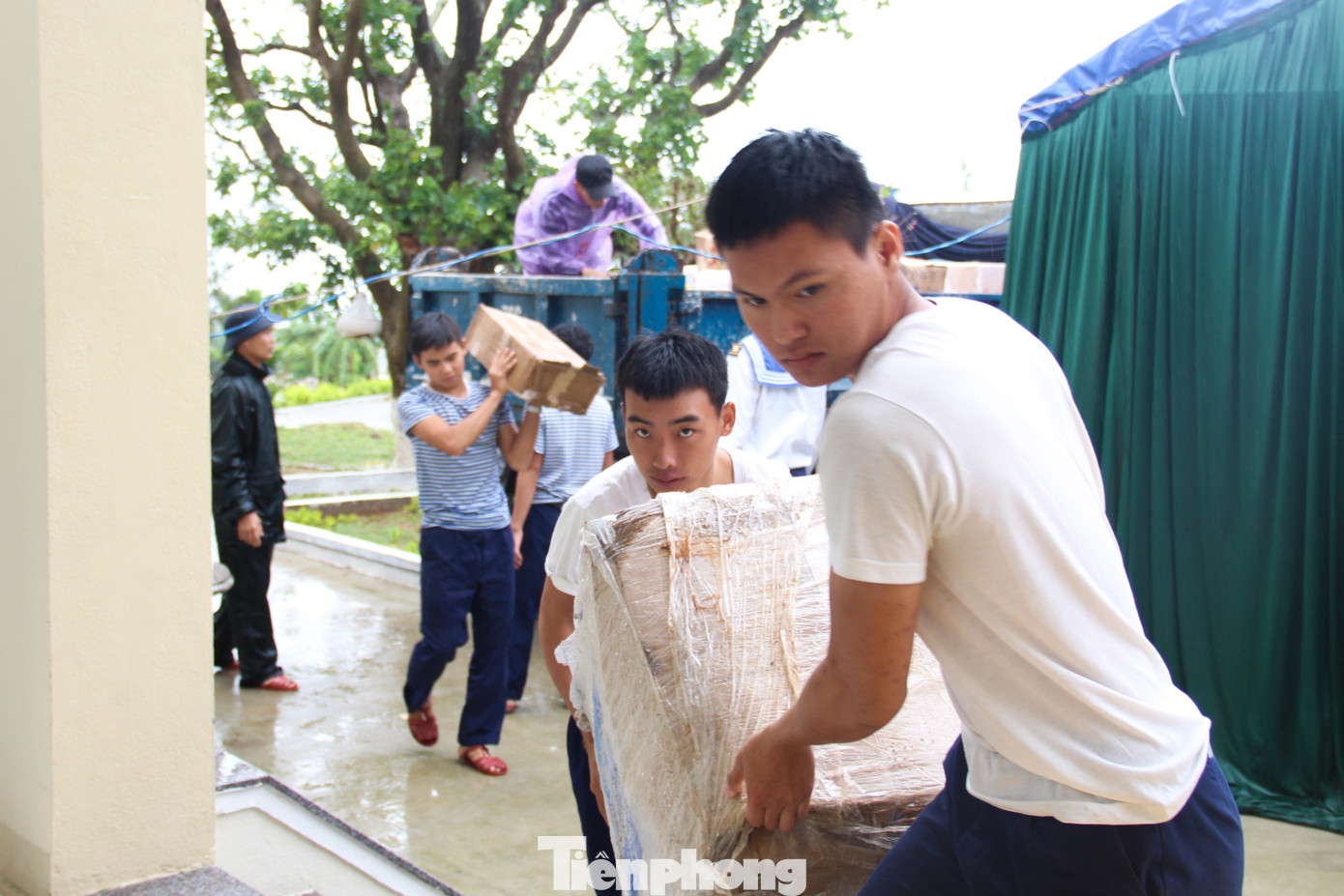 Theo Chuẩn đô đốc Nguyễn Đăng Tiến, Bí thư Đảng ủy, Chính ủy Vùng 3 Hải quân, cứ mỗi dịp Tết đến Xuân về, những chuyến tàu mang hơi ấm từ đất liền, mang Xuân đến với các đảo tiền tiêu lại khởi hành, mang tình cảm của người dân khắp cả nước đến với bộ đội, chiến sĩ của Vùng 3 Hải quân.