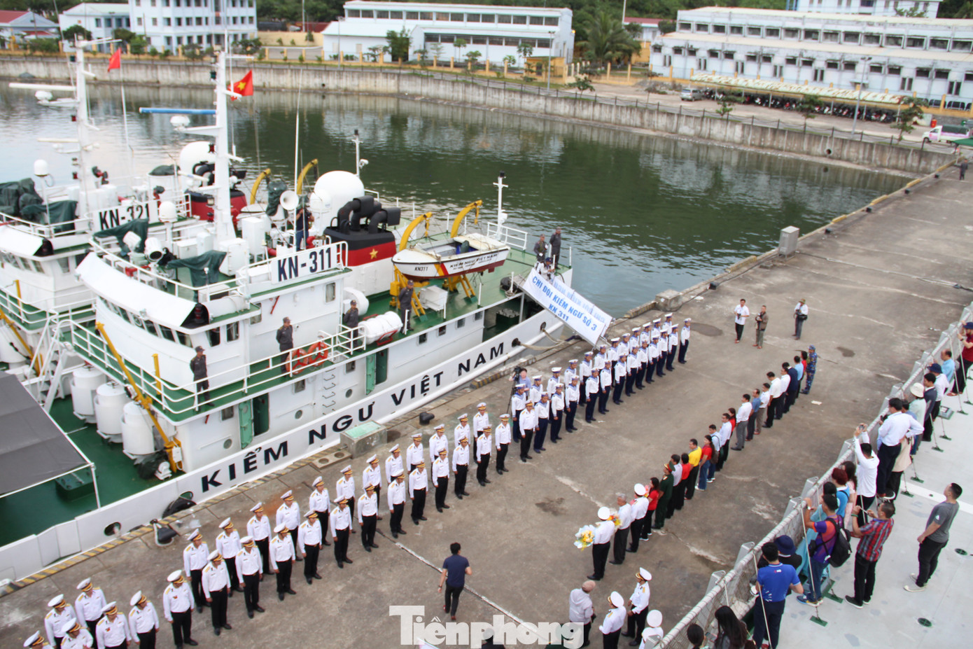 Từ ngày 22/1 đến ngày 25/1, Đoàn công tác của Vùng 3 Hải quân đã thăm, chúc Tết cán bộ, chiến sĩ và nhân dân tại đảo Cồn Cỏ (tỉnh Quảng Trị) và đảo Lý Sơn (tỉnh Quảng Ngãi). Ảnh: Giang Thanh