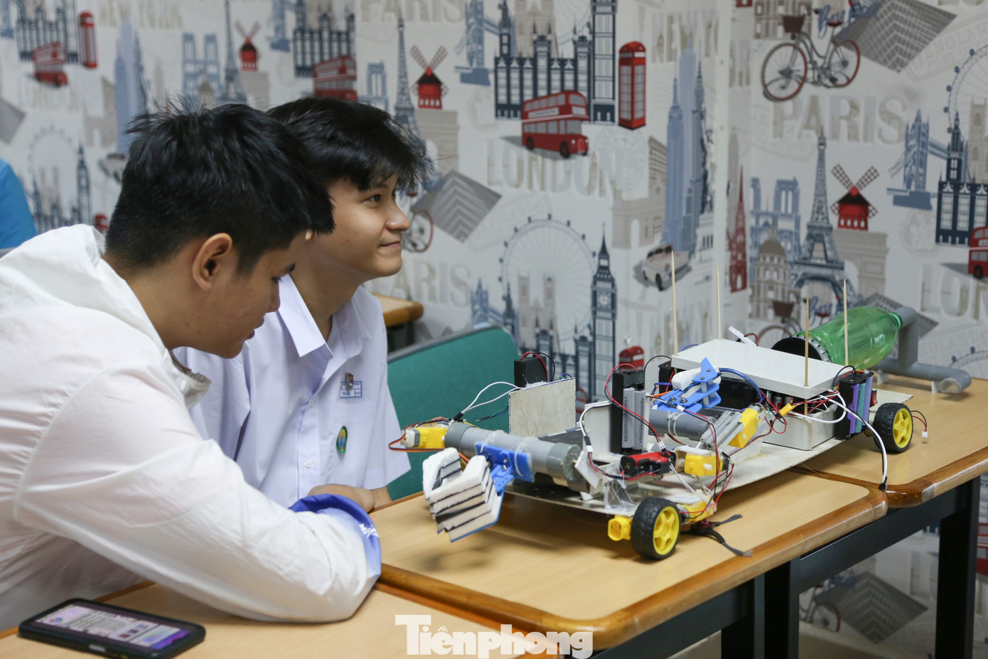 Nhiều giải pháp ứng dụng công nghệ mới, giải quyết những vấn đề thực tiễn. Nhiều giải pháp ứng dụng công nghệ mới, giải quyết những vấn đề thực tiễn.