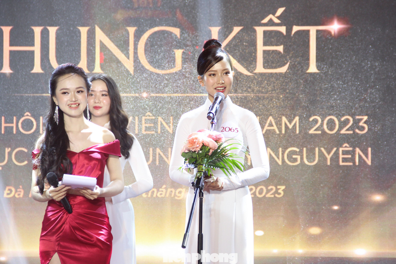 Phần trả lời ứng xử cho câu hỏi "Nếu trở thành hoa khôi đêm nay, em có phải là người đẹp nhất hay không" của Hồng Linh nhận được nhiều sự cổ vũ, tán thưởng của khán giả tại đêm chung kết vì câu trả lời thông minh và phong thái tự tin. Phần trả lời ứng xử cho câu hỏi "Nếu trở thành hoa khôi đêm nay, em có phải là người đẹp nhất hay không" của Hồng Linh nhận được nhiều sự cổ vũ, tán thưởng của khán giả tại đêm chung kết vì câu trả lời thông minh và phong thái tự tin.