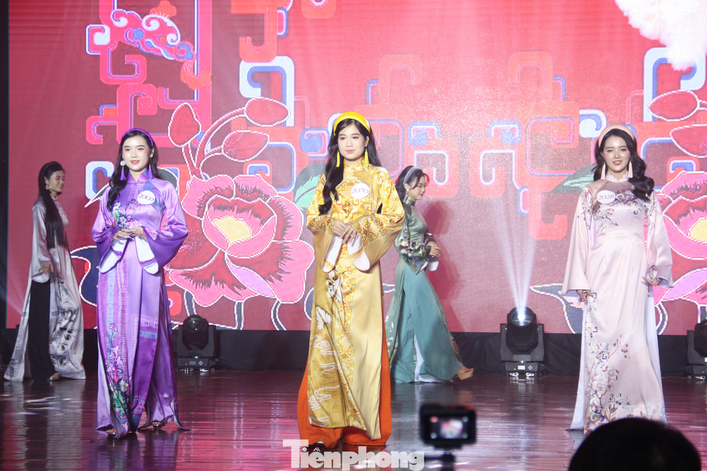 Trong 2 ngày thi của Vòng Chung kết khu vực miền Trung - Tây Nguyên, các thí sinh đã trải qua các phần thi: trắc nghiệm kiến thức tổng hợp, thi tài năng. Bên cạnh đó, BTC tiến hành đo, kiểm tra nhân trắc học bổ sung với các thí sinh thuộc diện đặc cách. Trong 2 ngày thi của Vòng Chung kết khu vực miền Trung - Tây Nguyên, các thí sinh đã trải qua các phần thi: trắc nghiệm kiến thức tổng hợp, thi tài năng. Bên cạnh đó, BTC tiến hành đo, kiểm tra nhân trắc học bổ sung với các thí sinh thuộc diện đặc cách.