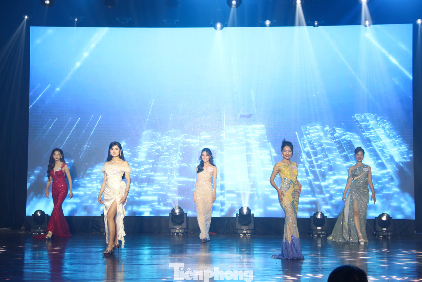 Tối 22/12, đêm chung kết khu vực miền Trung - Tây Nguyên - Cuộc thi Hoa khôi Sinh viên Việt Nam năm 2023 diễn ra với sự tranh tài của 38 thí sinh là sinh viên các trường ĐH, CĐ trên địa bàn. Ảnh: Giang Thanh Tối 22/12, đêm chung kết khu vực miền Trung - Tây Nguyên - Cuộc thi Hoa khôi Sinh viên Việt Nam năm 2023 diễn ra với sự tranh tài của 38 thí sinh là sinh viên các trường ĐH, CĐ trên địa bàn. Ảnh: Giang Thanh