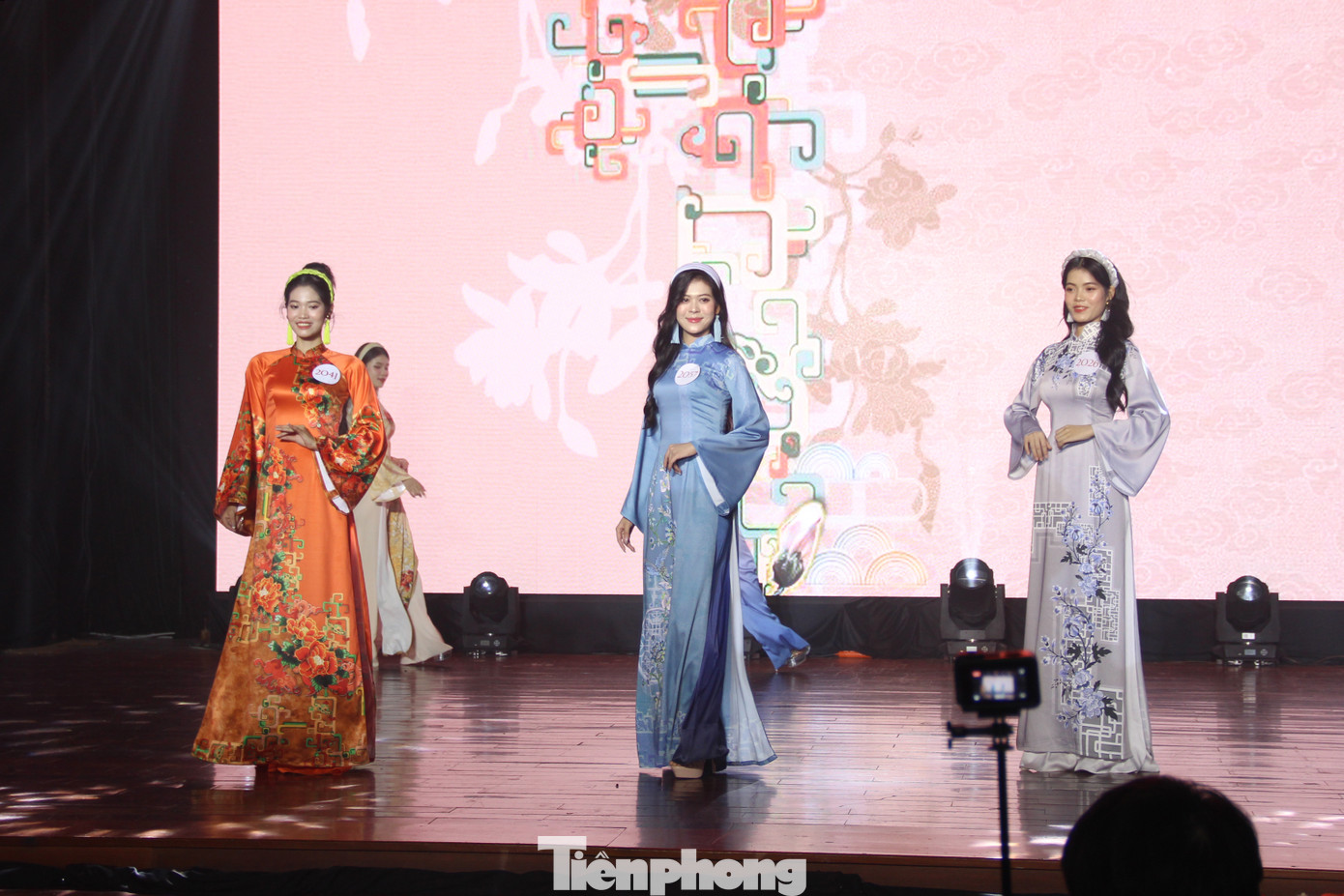 Ngoài ra, các thí sinh đã được huấn luyện kỹ năng catwalk, trình diễn sân khấu và tham gia tổng duyệt để chuẩn bị cho đêm chung kết. Ngoài ra, các thí sinh đã được huấn luyện kỹ năng catwalk, trình diễn sân khấu và tham gia tổng duyệt để chuẩn bị cho đêm chung kết.