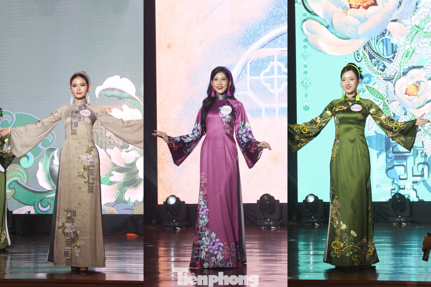 Trong phần thi trang phục áo dài, các thí sinh tự tin khoe dáng trong các thiết kế của bộ sưu tập Dấu xưa Đại Việt của NTK Nguyễn Mạnh Hùng. Trong phần thi trang phục áo dài, các thí sinh tự tin khoe dáng trong các thiết kế của bộ sưu tập Dấu xưa Đại Việt của NTK Nguyễn Mạnh Hùng.