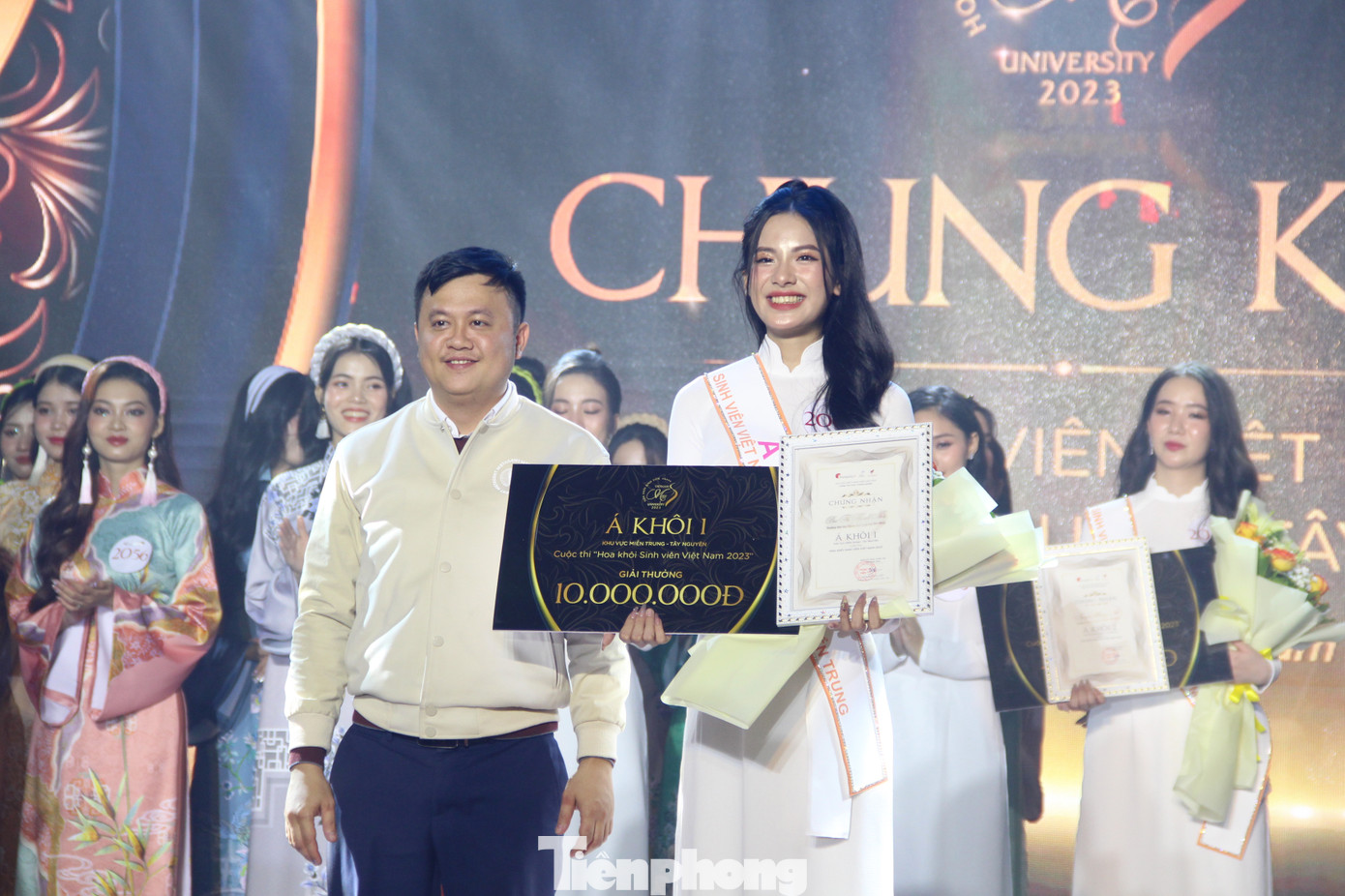 Cô gái sinh năm 2005 Bùi Thị Thanh Nhã giành giải Á khôi 1 của Vòng chung kết Hoa khôi sinh viên khu vực miền Trung - Tây Nguyên. Cô gái sinh năm 2005 Bùi Thị Thanh Nhã giành giải Á khôi 1 của Vòng chung kết Hoa khôi sinh viên khu vực miền Trung - Tây Nguyên.