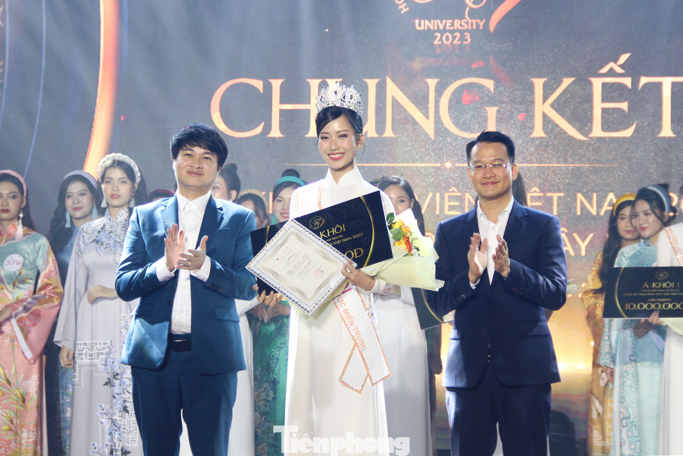 Thí sinh Trần Thị Hồng Linh xuất sắc đăng quang Hoa khôi Sinh viên Việt Nam 2023 khu vực miền Trung - Tây Nguyên. Được biết, Hồng Linh từng là Hoa khôi ĐH Đà Nẵng năm 2022, cô cũng từng chinh chiến ở Miss World Việt Nam và lọt vào top 5 Người đẹp Du lịch. Thí sinh Trần Thị Hồng Linh xuất sắc đăng quang Hoa khôi Sinh viên Việt Nam 2023 khu vực miền Trung - Tây Nguyên. Được biết, Hồng Linh từng là Hoa khôi ĐH Đà Nẵng năm 2022, cô cũng từng chinh chiến ở Miss World Việt Nam và lọt vào top 5 Người đẹp Du lịch.