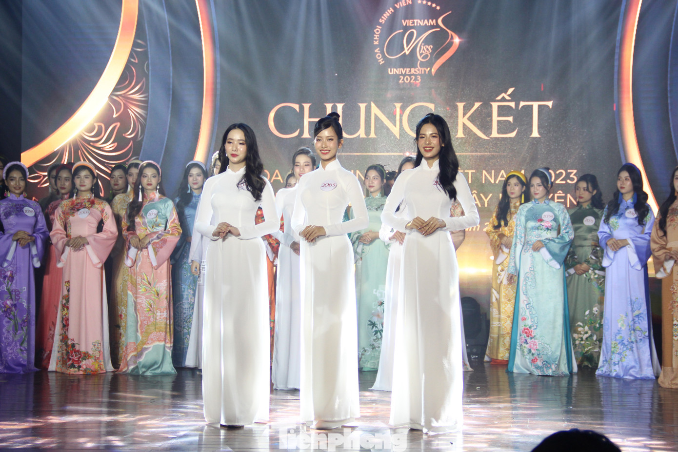 Sau phần thi ứng xử, BGK chấm chọn và công bố top 3 gồm: thí sinh Nguyễn Phương Nhi, Trần Thị Hồng Linh và Bùi Thị Thanh Nhã. Đặc biệt, đây đều là các thí sinh đang theo học các trường thành viên của ĐH Đà Nẵng. Sau phần thi ứng xử, BGK chấm chọn và công bố top 3 gồm: thí sinh Nguyễn Phương Nhi, Trần Thị Hồng Linh và Bùi Thị Thanh Nhã. Đặc biệt, đây đều là các thí sinh đang theo học các trường thành viên của ĐH Đà Nẵng.