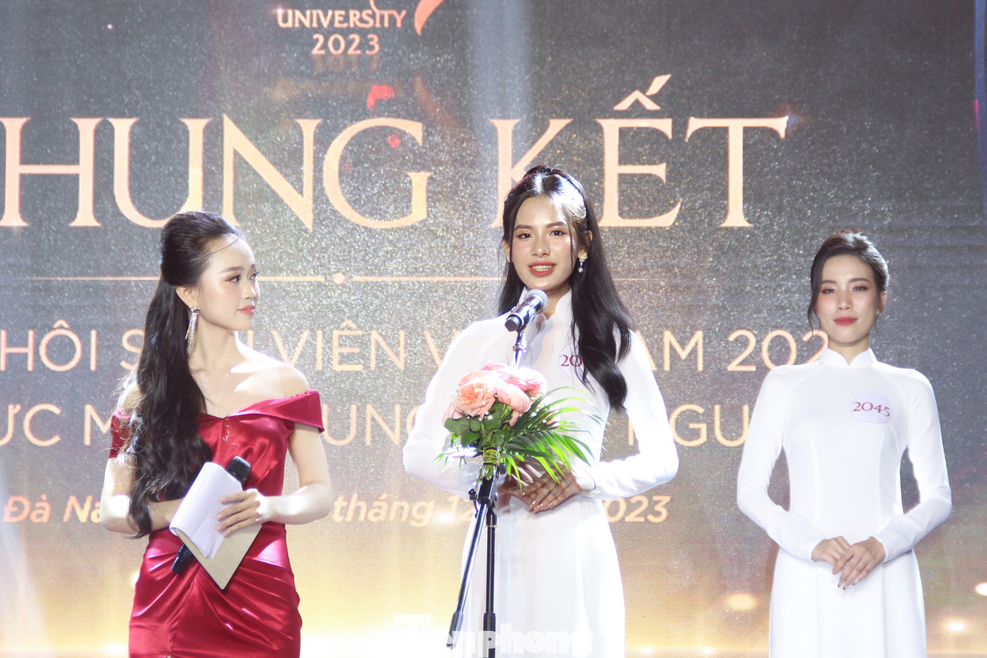 Các thí sinh top năm là Nguyễn Phương Nhi (SN 2003, trường ĐH Kinh tế - ĐH Đà Nẵng), Nguyễn Thị Phương Thảo (SN 2003, trường ĐH Ngoại ngữ - ĐH Huế), Trương Mỹ Hoài Tiên (SN 2001, trường ĐH Ngoại ngữ - ĐH Huế), Trần Thị Hồng Linh (SN 2002, trường ĐH Ngoại ngữ - ĐH Đà Nẵng) và Bùi Thị Thanh Nhã (SN 2005, trường ĐH Ngoại ngữ - ĐH Đà Nẵng) lần lượt trả lời các câu hỏi ứng xử. Các thí sinh top năm là Nguyễn Phương Nhi (SN 2003, trường ĐH Kinh tế - ĐH Đà Nẵng), Nguyễn Thị Phương Thảo (SN 2003, trường ĐH Ngoại ngữ - ĐH Huế), Trương Mỹ Hoài Tiên (SN 2001, trường ĐH Ngoại ngữ - ĐH Huế), Trần Thị Hồng Linh (SN 2002, trường ĐH Ngoại ngữ - ĐH Đà Nẵng) và Bùi Thị Thanh Nhã (SN 2005, trường ĐH Ngoại ngữ - ĐH Đà Nẵng) lần lượt trả lời các câu hỏi ứng xử.