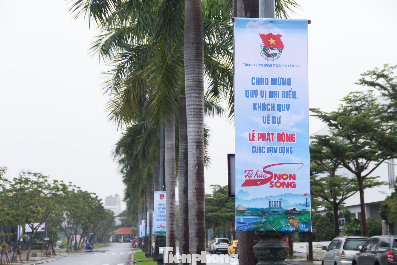 Dọc các tuyến đường quanh khu vực này, BTC treo phướn, băng rôn để tuyên truyền cho lễ phát động.