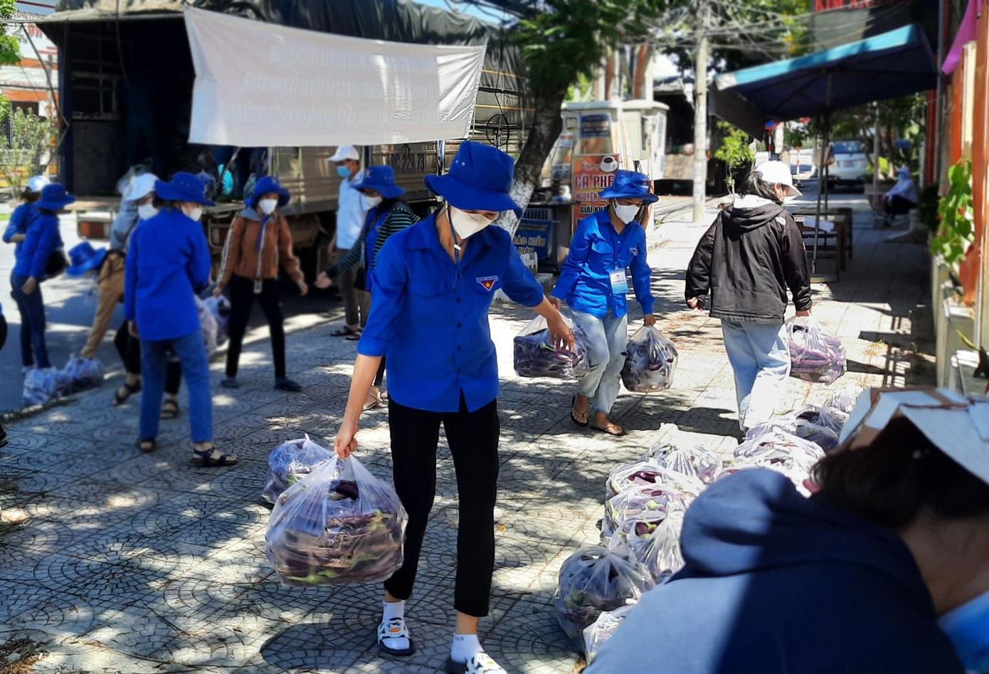 Đợt này, Quận Đoàn Liên Chiểu huy động hơn 400 đoàn viên thanh niên tham gia hỗ trợ, tăng cường lực lượng cho các UBND phường trên địa bàn trong 7 ngày thành phố phong tỏa. Đợt này, Quận Đoàn Liên Chiểu huy động hơn 400 đoàn viên thanh niên tham gia hỗ trợ, tăng cường lực lượng cho các UBND phường trên địa bàn trong 7 ngày thành phố phong tỏa.