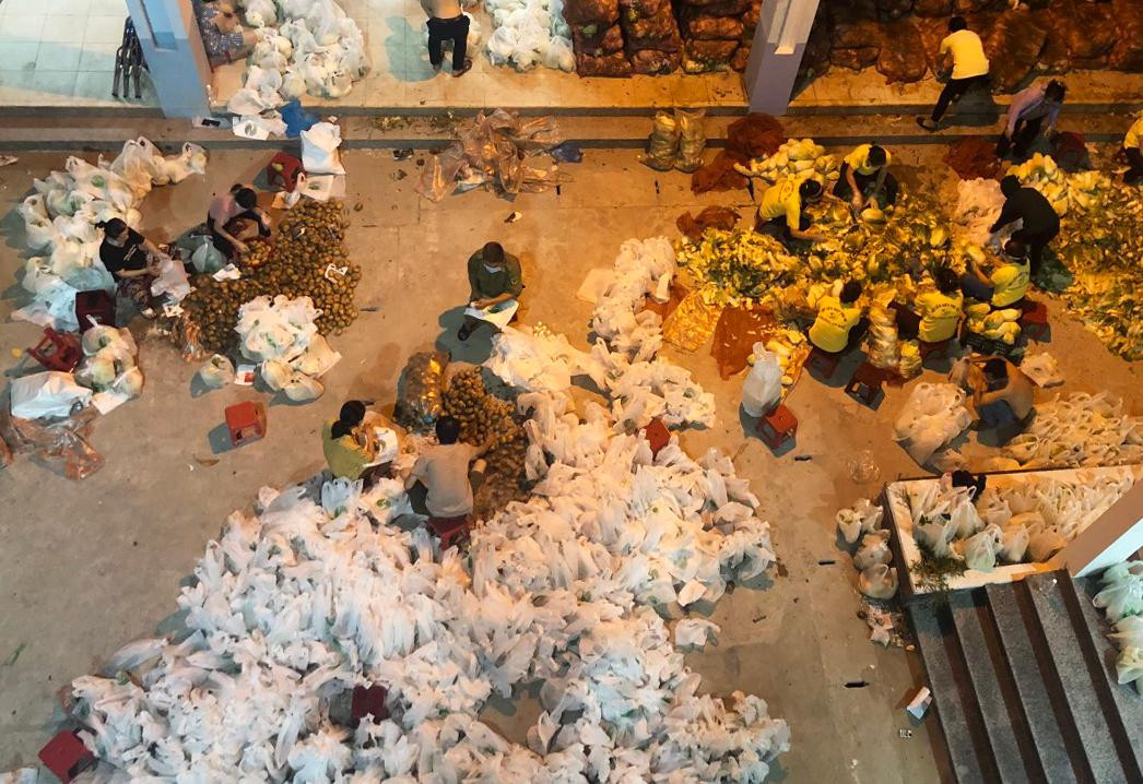 Trong những ngày qua, rau củ tươi từ các đơn vị hỗ trợ cho Đà Nẵng được phân chia về các quận, huyện để hỗ trợ người dân trong 7 ngày "ai ở đâu thì ở đó". Lượng rau củ được phân về các địa phương rất lớn, lên đến hàng chục, cả trăm tấn một ngày, bởi vậy, các tình nguyện viên căng mình từ sáng đến tối để chuyển rau củ đến tay người dân nhanh nhất. Trong những ngày qua, rau củ tươi từ các đơn vị hỗ trợ cho Đà Nẵng được phân chia về các quận, huyện để hỗ trợ người dân trong 7 ngày "ai ở đâu thì ở đó". Lượng rau củ được phân về các địa phương rất lớn, lên đến hàng chục, cả trăm tấn một ngày, bởi vậy, các tình nguyện viên căng mình từ sáng đến tối để chuyển rau củ đến tay người dân nhanh nhất.