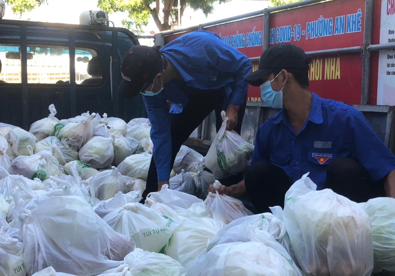 Theo anh Đỗ Văn Thành, Bí thư Đoàn phường An Khê (quận Thanh Khê), trong 7 ngày này, đoàn phường huy động 12 tình nguyện viên trực chiến "3 tại chỗ" để hỗ trợ tất cả các công tác từ xét nghiệm, tuyên truyền, vận chuyển nhu yếu phẩm, thực phẩm cho người dân... Theo anh Đỗ Văn Thành, Bí thư Đoàn phường An Khê (quận Thanh Khê), trong 7 ngày này, đoàn phường huy động 12 tình nguyện viên trực chiến "3 tại chỗ" để hỗ trợ tất cả các công tác từ xét nghiệm, tuyên truyền, vận chuyển nhu yếu phẩm, thực phẩm cho người dân...