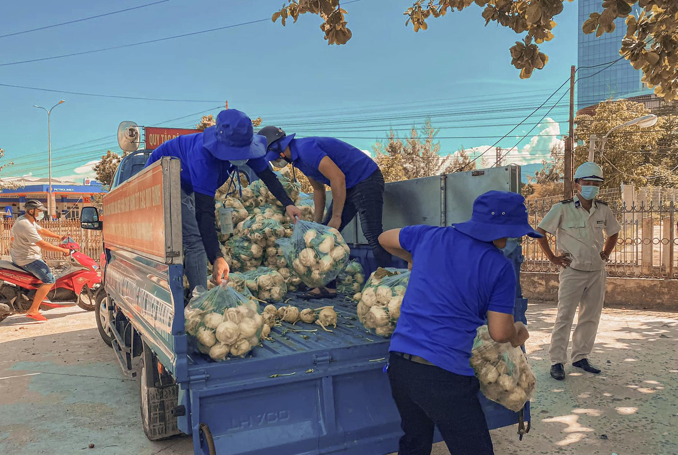 Theo anh Huỳnh Thanh Bình, Bí thư Quận Đoàn Liên Chiểu, lực lượng tình nguyện viên tăng cường sẽ giúp các phường phân loại và ship rau củ quả đến các khu dân cư, tổ dân phố. Sau đó, lực lượng tại chỗ sẽ tiếp tục hỗ trợ chuyển rau củ đến tận nhà cho người dân. Theo anh Huỳnh Thanh Bình, Bí thư Quận Đoàn Liên Chiểu, lực lượng tình nguyện viên tăng cường sẽ giúp các phường phân loại và ship rau củ quả đến các khu dân cư, tổ dân phố. Sau đó, lực lượng tại chỗ sẽ tiếp tục hỗ trợ chuyển rau củ đến tận nhà cho người dân.