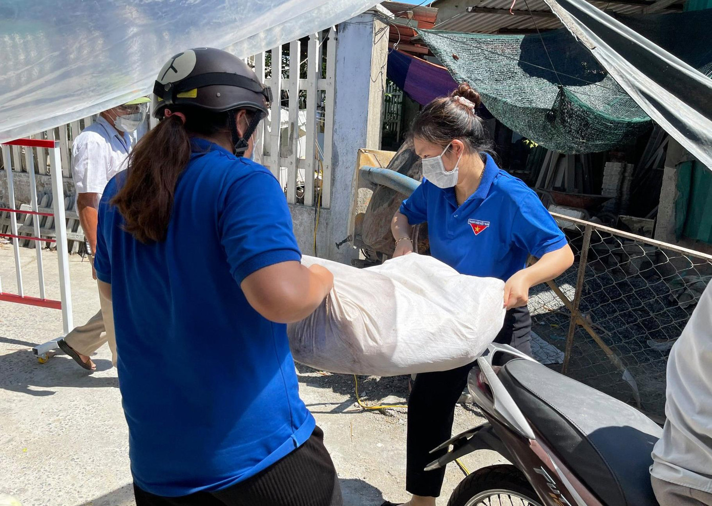 Trong 7 ngày này, các đơn vị trực thuộc Thành Đoàn Đà Nẵng triển khai các đội hình thanh niên tình nguyện phản ứng nhanh hỗ trợ UBND quận, phường trong công tác hỗ trợ người dân mua rau củ, thực phẩm, nhu yếu phẩm, vận chuyển, ship hàng hóa hỗ trợ cho người dân... Mỗi đội hình từ 10 - 15 tình nguyện viên... Trong 7 ngày này, các đơn vị trực thuộc Thành Đoàn Đà Nẵng triển khai các đội hình thanh niên tình nguyện phản ứng nhanh hỗ trợ UBND quận, phường trong công tác hỗ trợ người dân mua rau củ, thực phẩm, nhu yếu phẩm, vận chuyển, ship hàng hóa hỗ trợ cho người dân... Mỗi đội hình từ 10 - 15 tình nguyện viên...