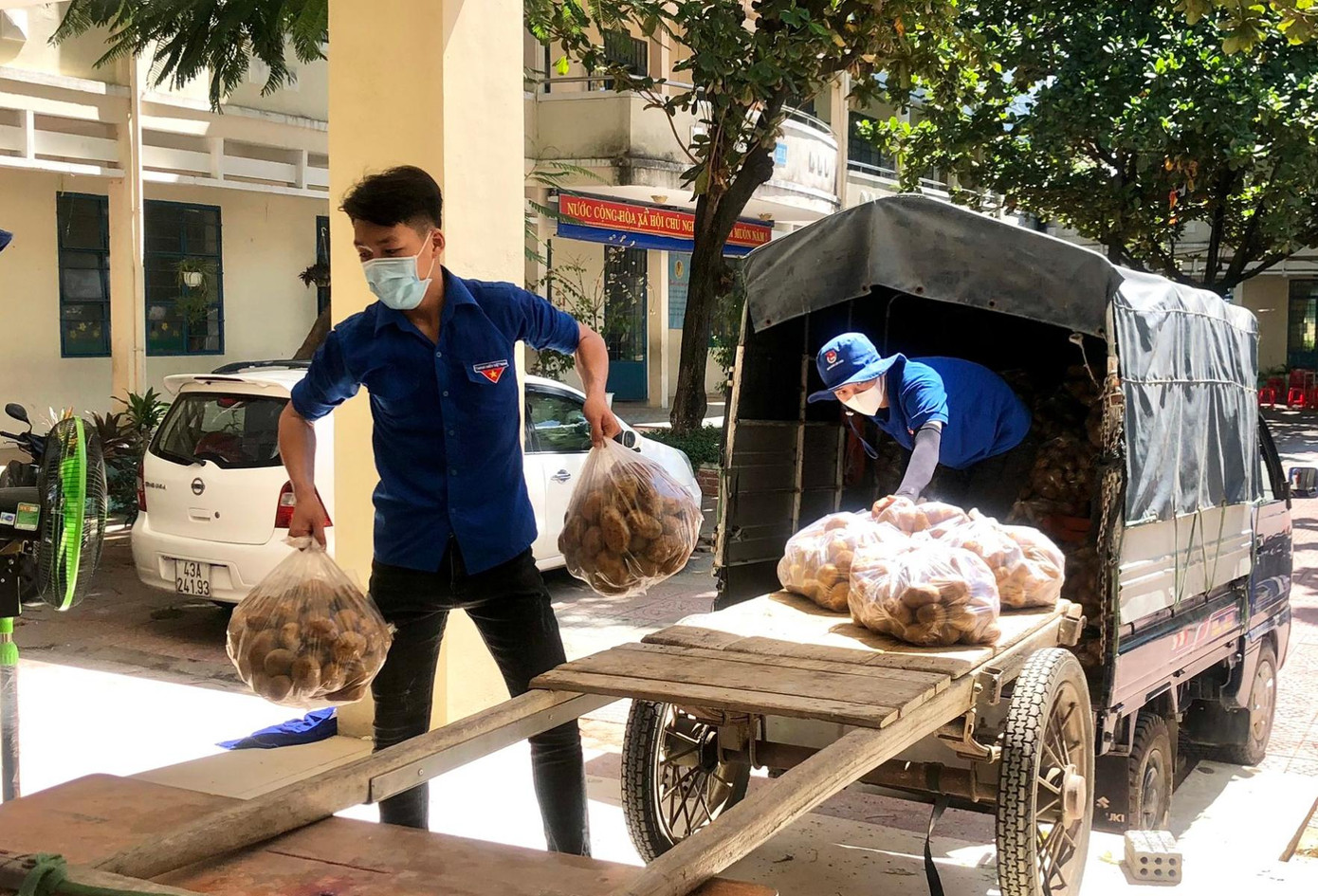 "Dù lực lượng mỏng hơn những thời điểm bình thường do yêu cầu siết chặt giãn cách nhưng các tình nguyện viên vẫn nỗ lực hết mình, đội nắng, xuyên đêm để việc vận chuyển rau củ từ điểm tập kết đến các tổ dân phố diễn ra nhanh chóng, an toàn", anh Bình nói. "Dù lực lượng mỏng hơn những thời điểm bình thường do yêu cầu siết chặt giãn cách nhưng các tình nguyện viên vẫn nỗ lực hết mình, đội nắng, xuyên đêm để việc vận chuyển rau củ từ điểm tập kết đến các tổ dân phố diễn ra nhanh chóng, an toàn", anh Bình nói.