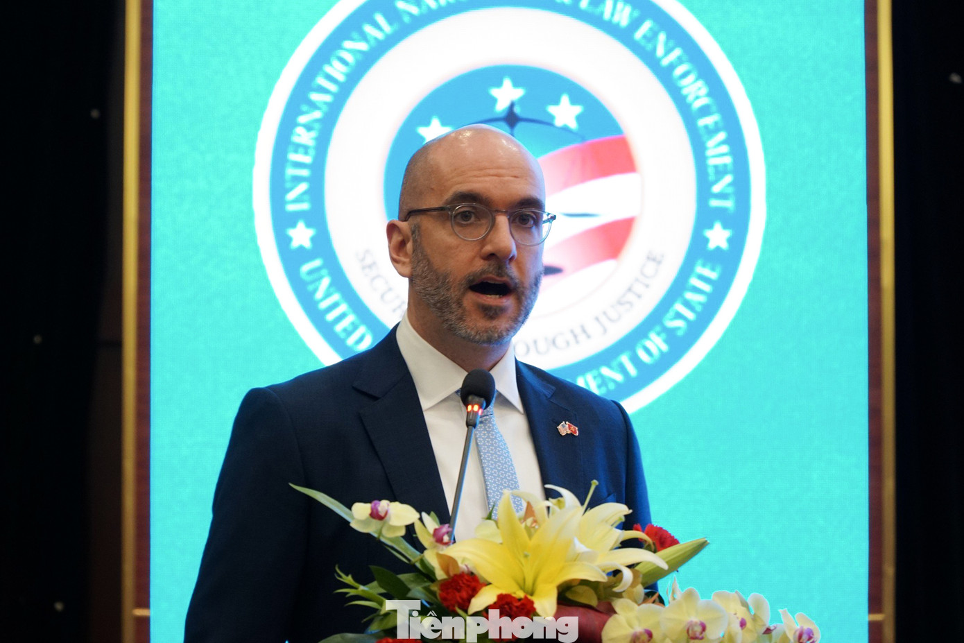 Ông Ryan McKean - Giám đốc phụ trách Cục Phòng chống ma túy và Thực thi Pháp luật quốc tế (INL), Đại sứ quán Mỹ, phát biểu khai mạc hội thảo. Ông Ryan McKean - Giám đốc phụ trách Cục Phòng chống ma túy và Thực thi Pháp luật quốc tế (INL), Đại sứ quán Mỹ, phát biểu khai mạc hội thảo.