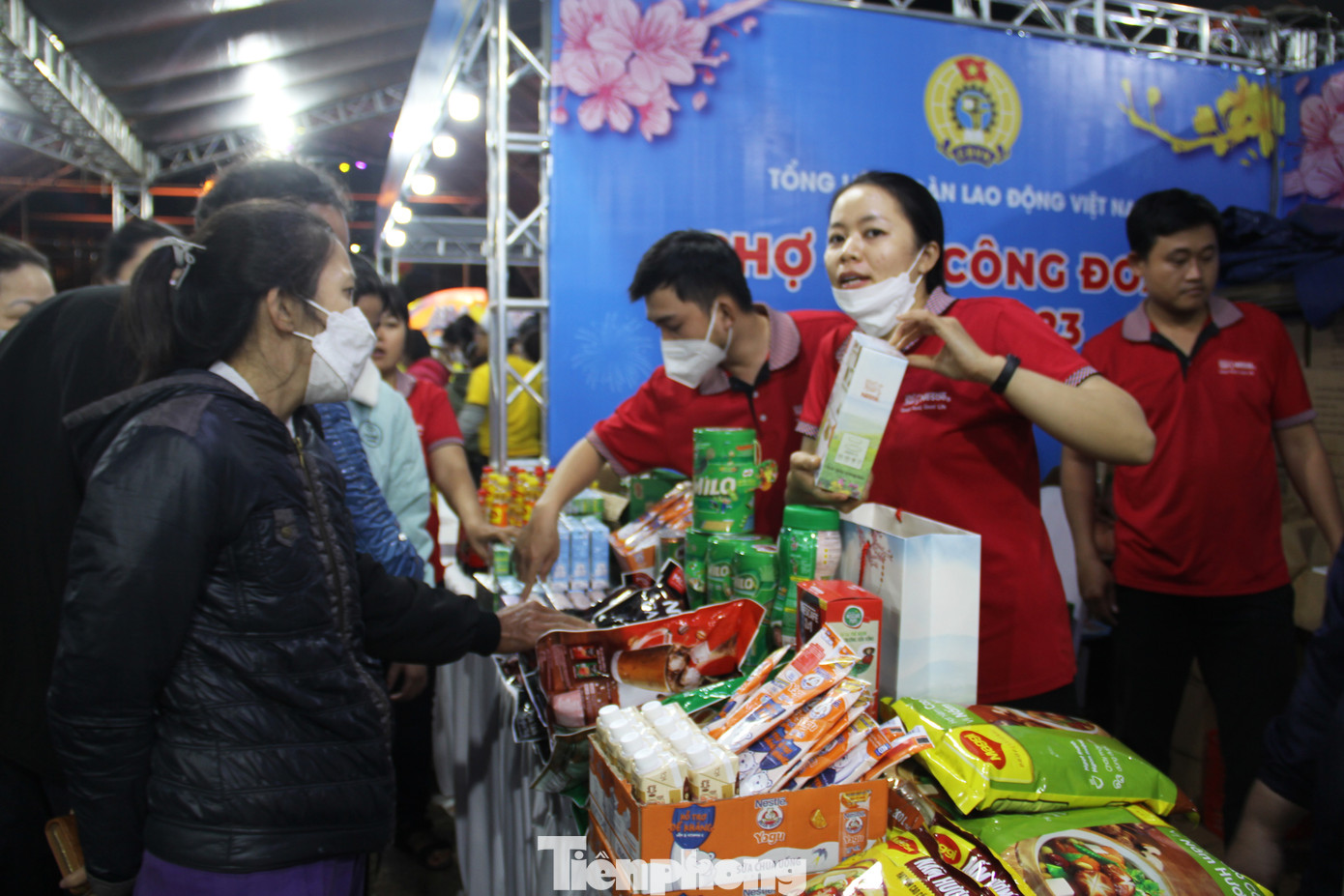 Hơn 30 ngàn phiếu mua hàng được phát cho công nhân, người lao động khó khăn để an tâm sắm Tết Hơn 30 ngàn phiếu mua hàng được phát cho công nhân, người lao động khó khăn để an tâm sắm Tết