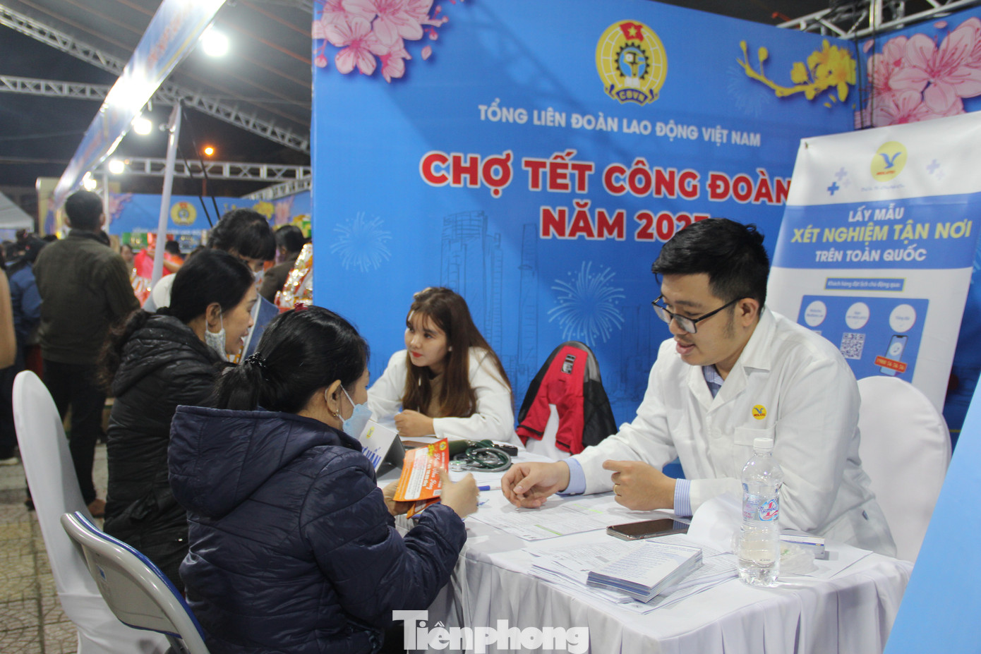 Người lao động được khám sức khỏe, tư vấn sức khỏe miễn phí tại Chợ Tết Công đoàn Người lao động được khám sức khỏe, tư vấn sức khỏe miễn phí tại Chợ Tết Công đoàn