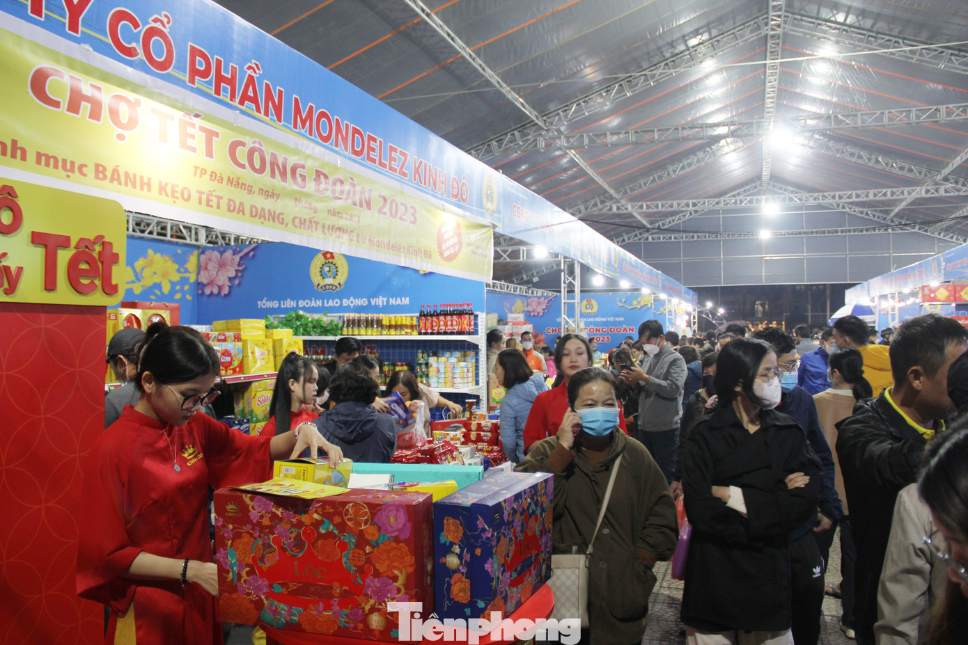 Phiên chợ Tết đặc biệt thu hút hàng ngàn công nhân, người lao động trên địa bàn Đà Nẵng. Ảnh: Giang Thanh Phiên chợ Tết đặc biệt thu hút hàng ngàn công nhân, người lao động trên địa bàn Đà Nẵng. Ảnh: Giang Thanh