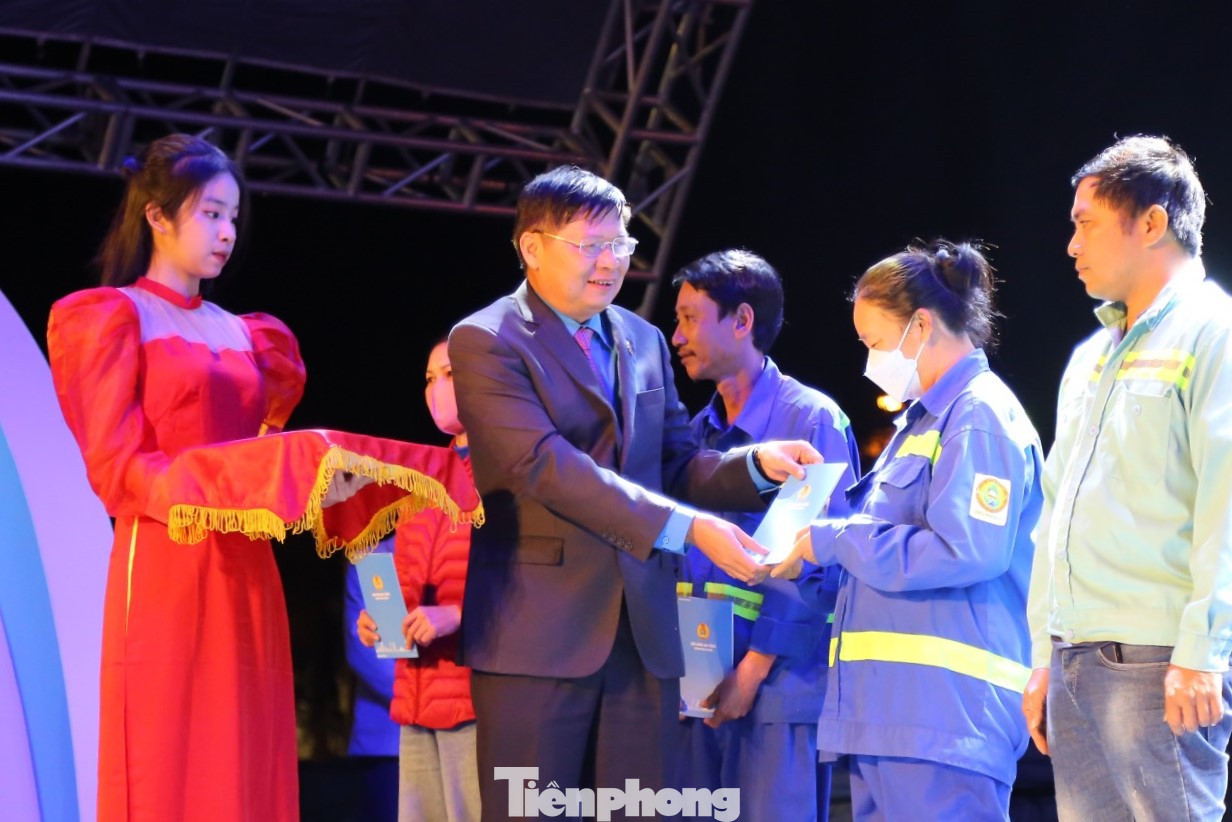 Tổng LĐLĐ Việt Nam trao quà hỗ trợ cho công nhân khó khăn Tổng LĐLĐ Việt Nam trao quà hỗ trợ cho công nhân khó khăn