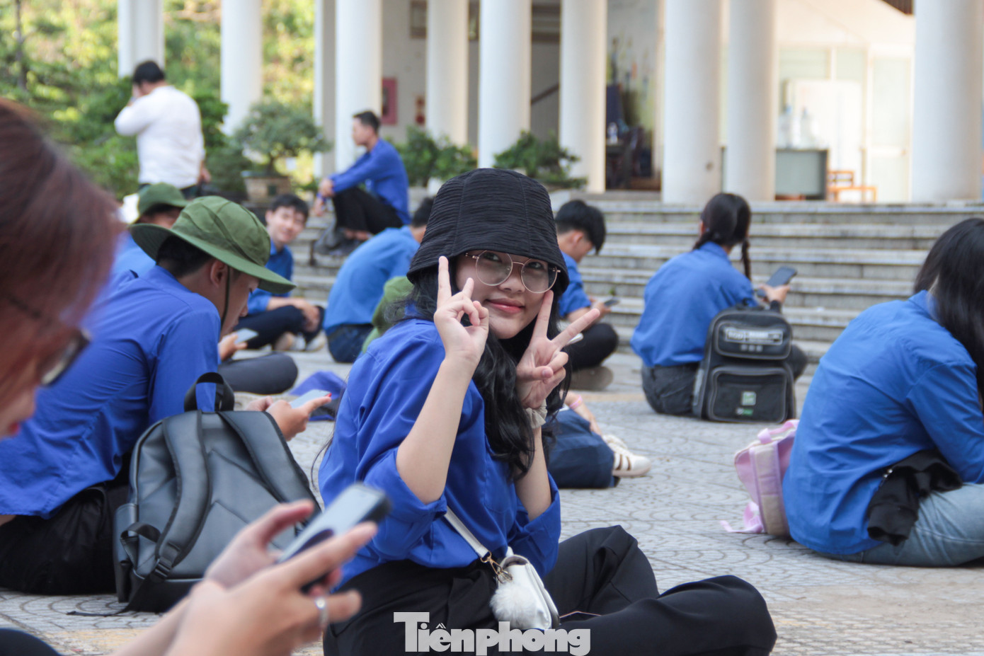 Tuy nhiên, thế hệ này cũng đối diện với nhiều thách thức đòi hỏi một bản lĩnh vững vàng, các kỹ năng mềm, kỹ năng thực hành xã hội nhiều hơn.