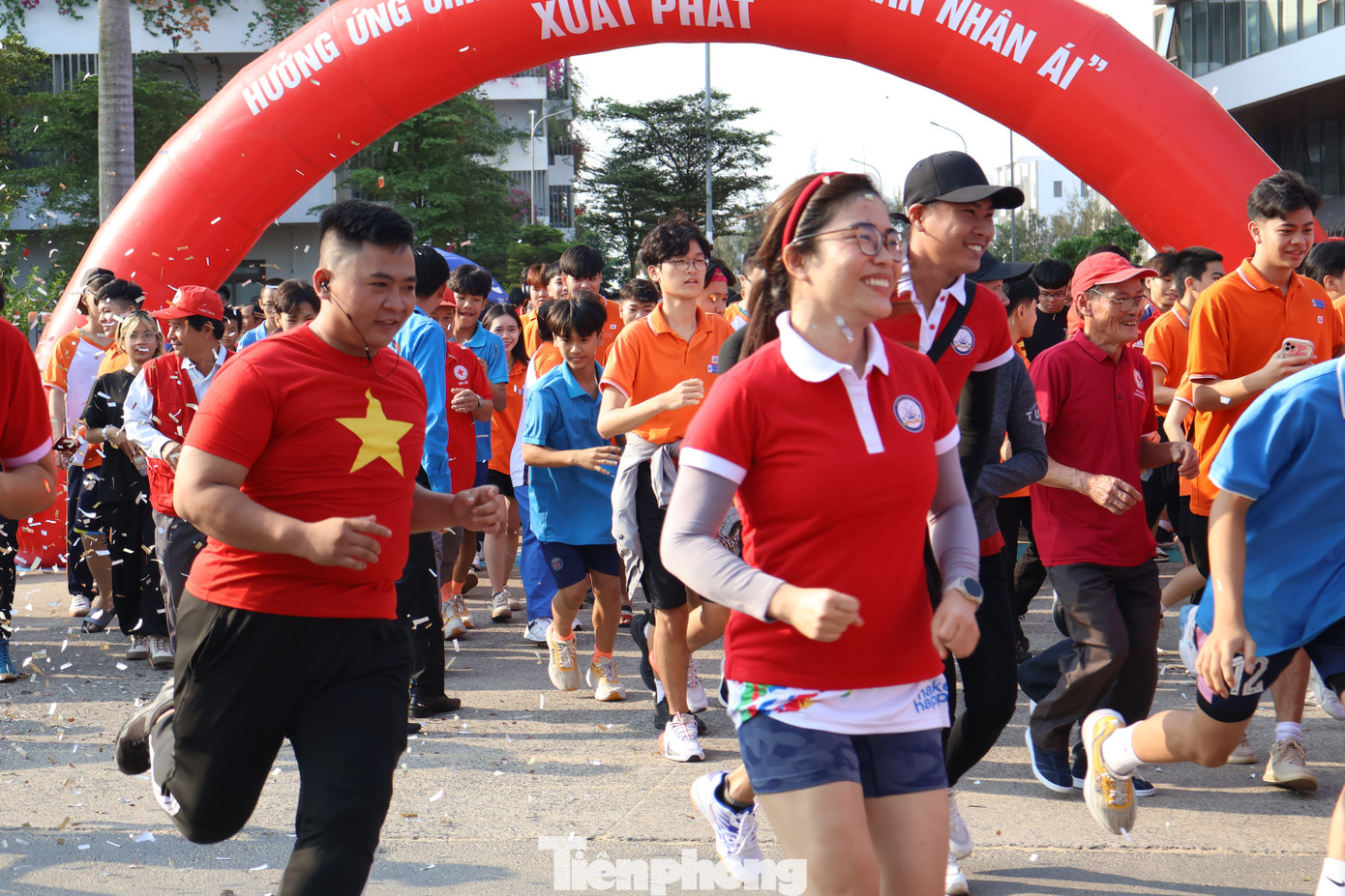 Thức dậy từ sớm để tham gia chạy bộ, chị Trần Thị Hà (quận Ngũ Hành Sơn) cùng gia đình góp khoảng 10km trên ứng dụng vRace. "Đây thực sự là hoạt động rất nghĩa, mỗi chiều và mỗi sáng cuối tuần, gia đình tôi đều đi bộ hoặc chạy bộ thể dục. Từ nay về sau, chúng tôi sẽ nhớ mang theo điện thoại hoặc đồng hồ thông minh để ghi nhận thành tích, góp sức vào chiến dịch này", chị nói.