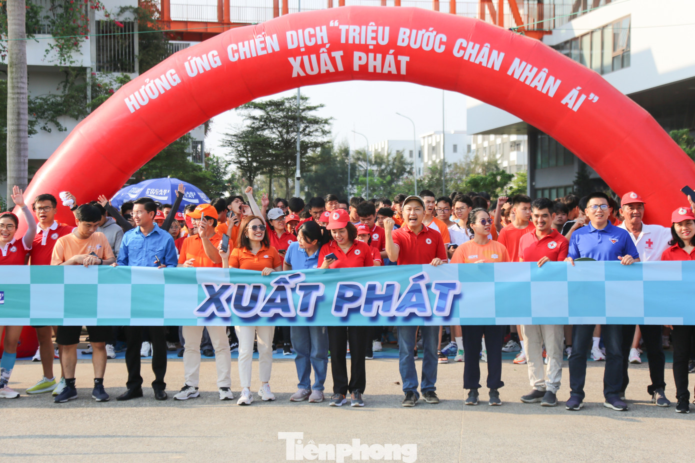 Sáng 31/3, Hội Chữ thập đỏ TP. Đà Nẵng phối hợp với Hội LHTN TP Đà Nẵng tổ chức chạy hưởng ứng chiến dịch Triệu bước chân nhân ái. Ảnh: Giang Thanh