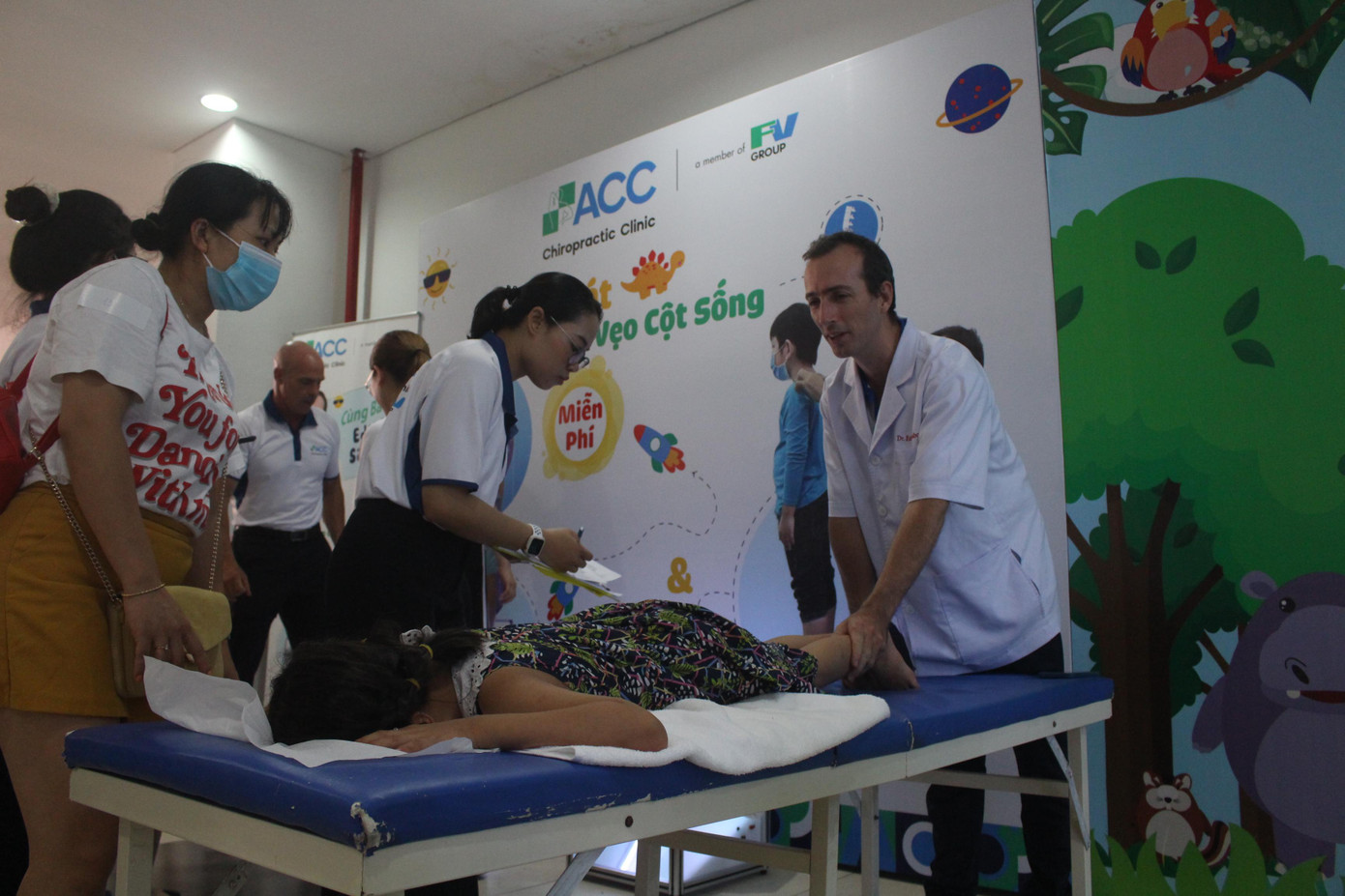 Sau khi thăm khám, các bác sĩ sẽ tư vấn về tình trạng của trẻ cũng như lộ trình điều trị Sau khi thăm khám, các bác sĩ sẽ tư vấn về tình trạng của trẻ cũng như lộ trình điều trị