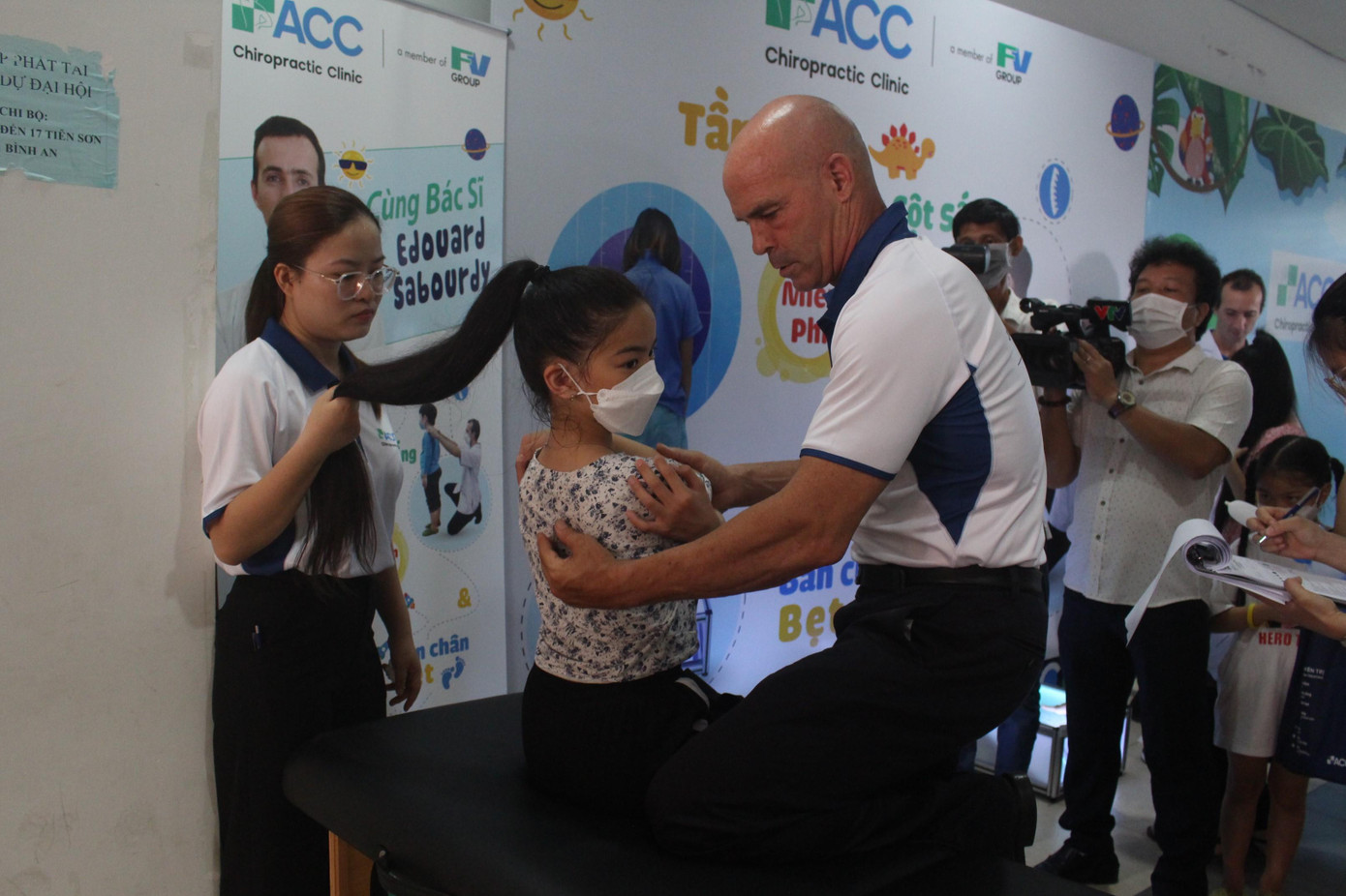 Các em nhỏ được khám tầm soát miễn phí dị tật vẹo cột sống và bàn chân bẹt Các em nhỏ được khám tầm soát miễn phí dị tật vẹo cột sống và bàn chân bẹt