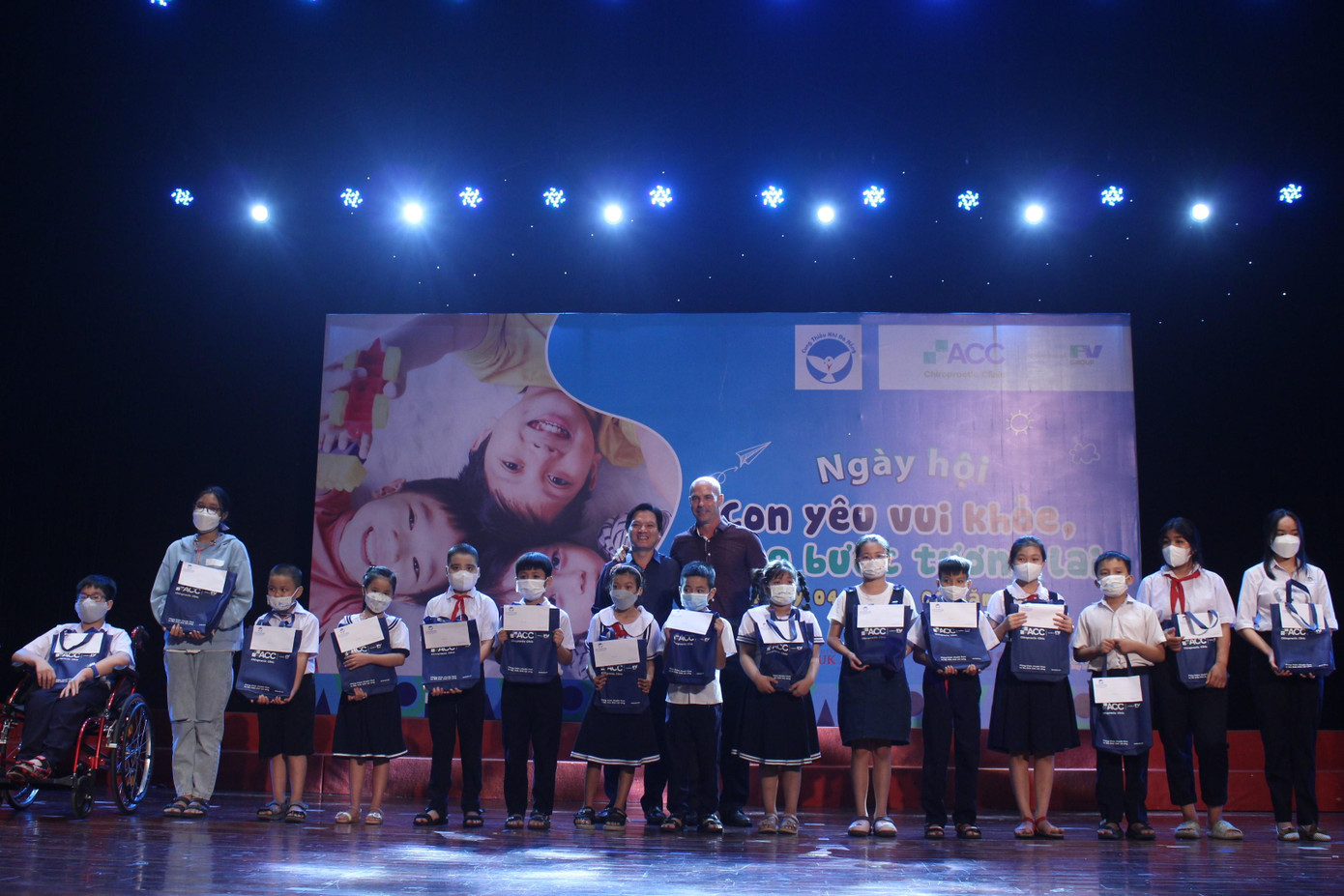 Trao học bổng cho 20 em học sinh có hoàn cảnh khó khăn trên địa bàn Đà Nẵng Trao học bổng cho 20 em học sinh có hoàn cảnh khó khăn trên địa bàn Đà Nẵng