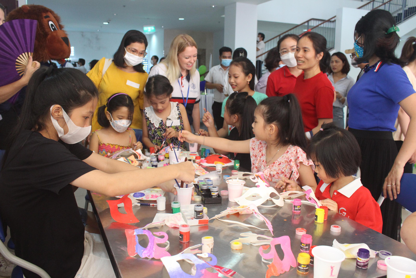 Ngoài việc khám tầm soát miễn phí, các em nhỏ được tham gia các hoạt động vui chơi sôi nổi Ngoài việc khám tầm soát miễn phí, các em nhỏ được tham gia các hoạt động vui chơi sôi nổi