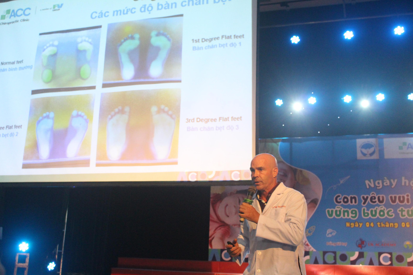 Phụ huynh được các bác sĩ hàng đầu về thần kinh cột sống chia sẻ về dị tật vẹo cột sống và bàn chân bẹt. Ảnh: Giang Thanh Phụ huynh được các bác sĩ hàng đầu về thần kinh cột sống chia sẻ về dị tật vẹo cột sống và bàn chân bẹt. Ảnh: Giang Thanh